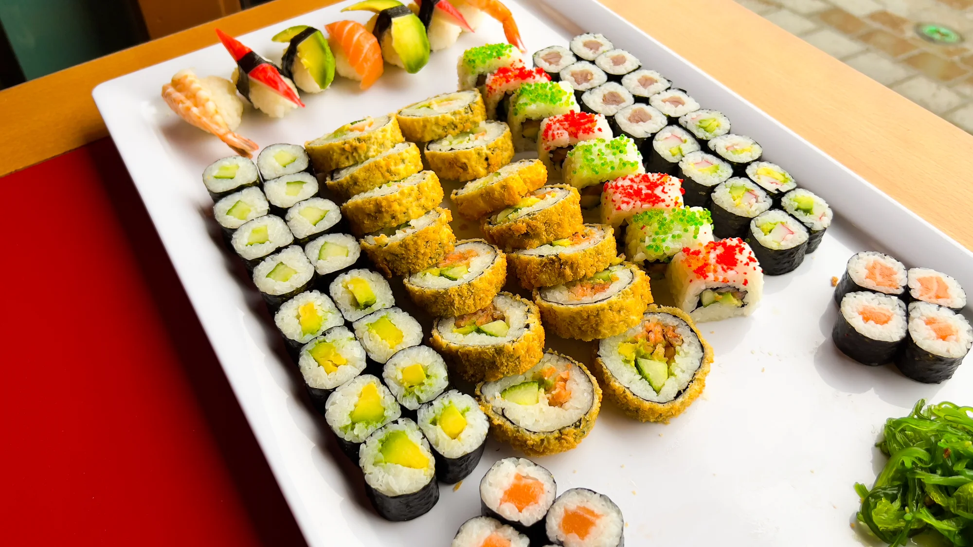 Japonské sushi: set s 28–75 kousky s lososem, avokádem, tuňákem i krevetami