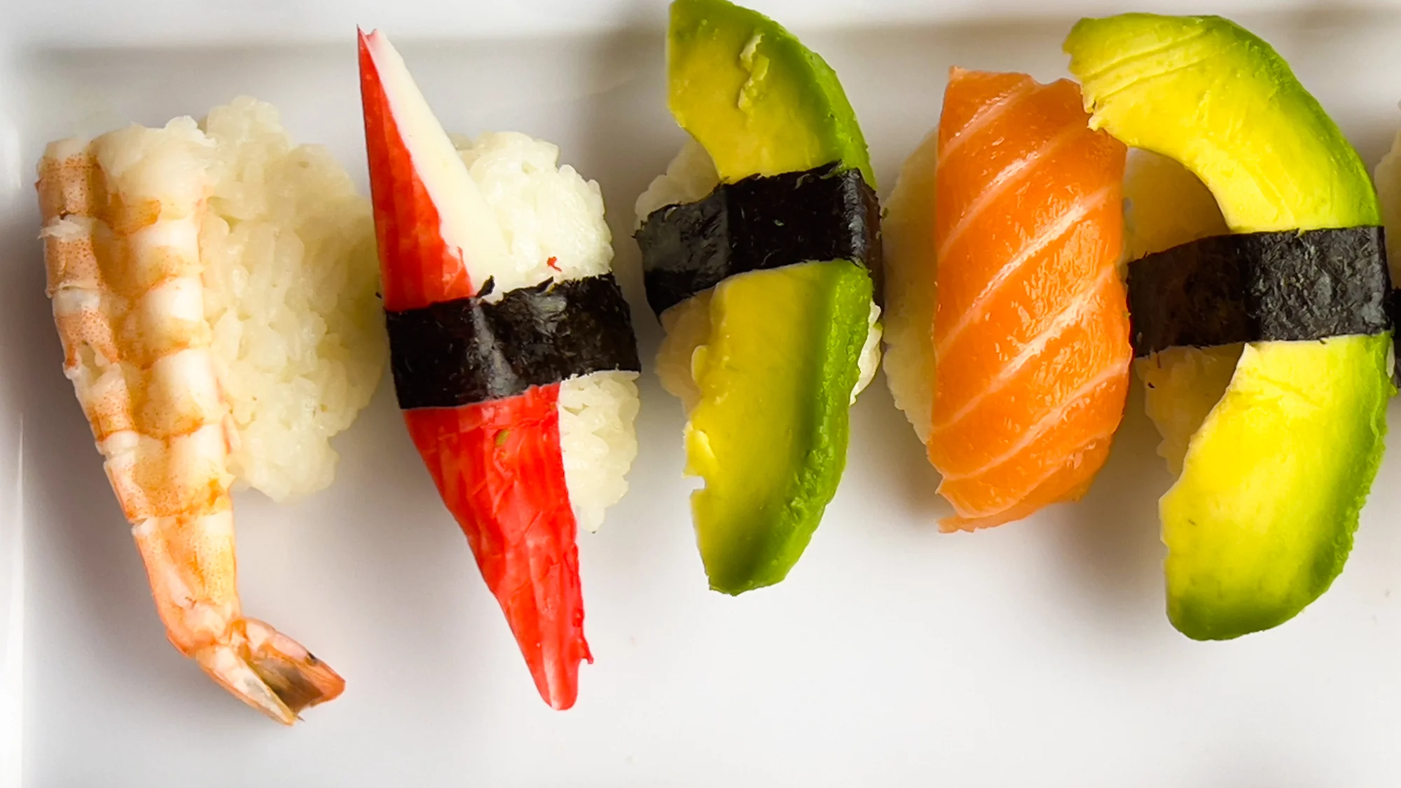 Japonské sushi: set s 28–75 kousky s lososem, avokádem, tuňákem i krevetami