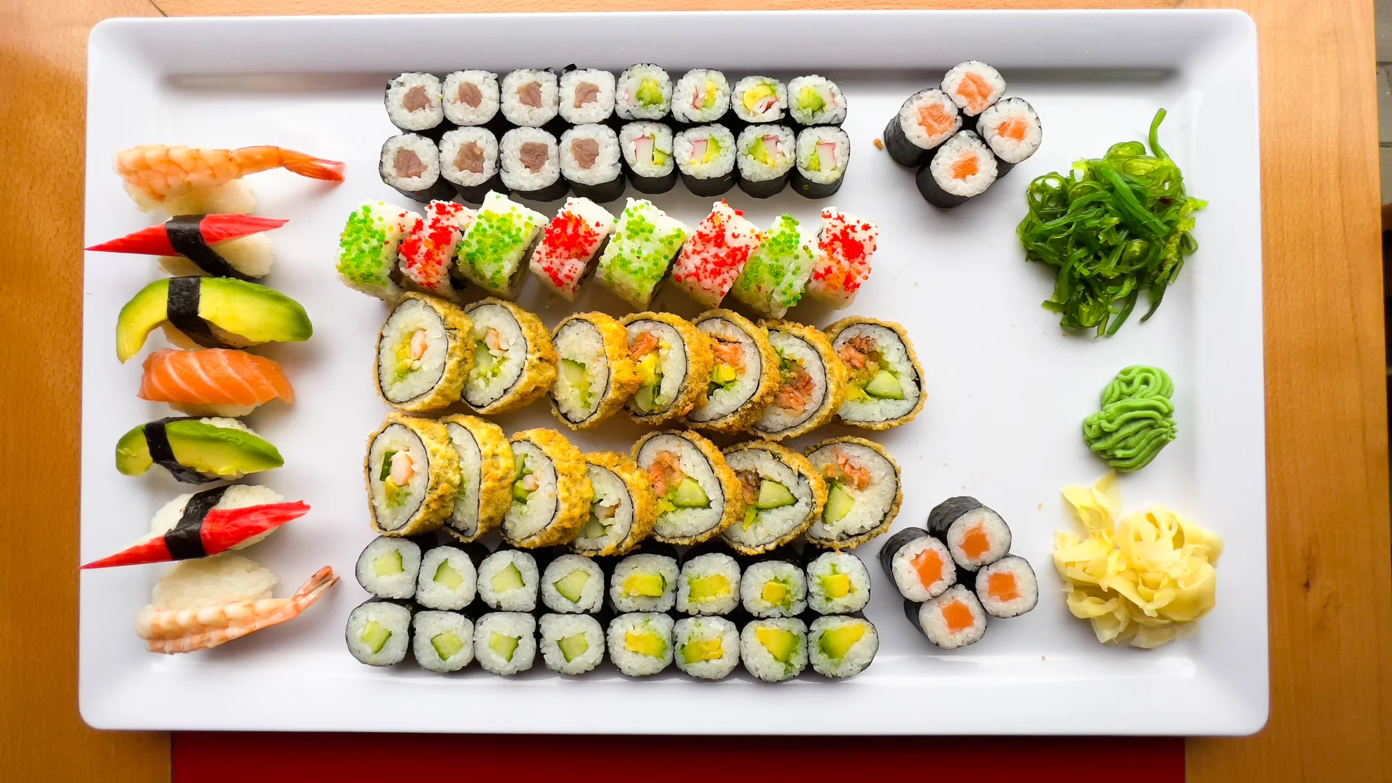 Japonské sushi: set s 28–75 kousky s lososem, avokádem, tuňákem i krevetami