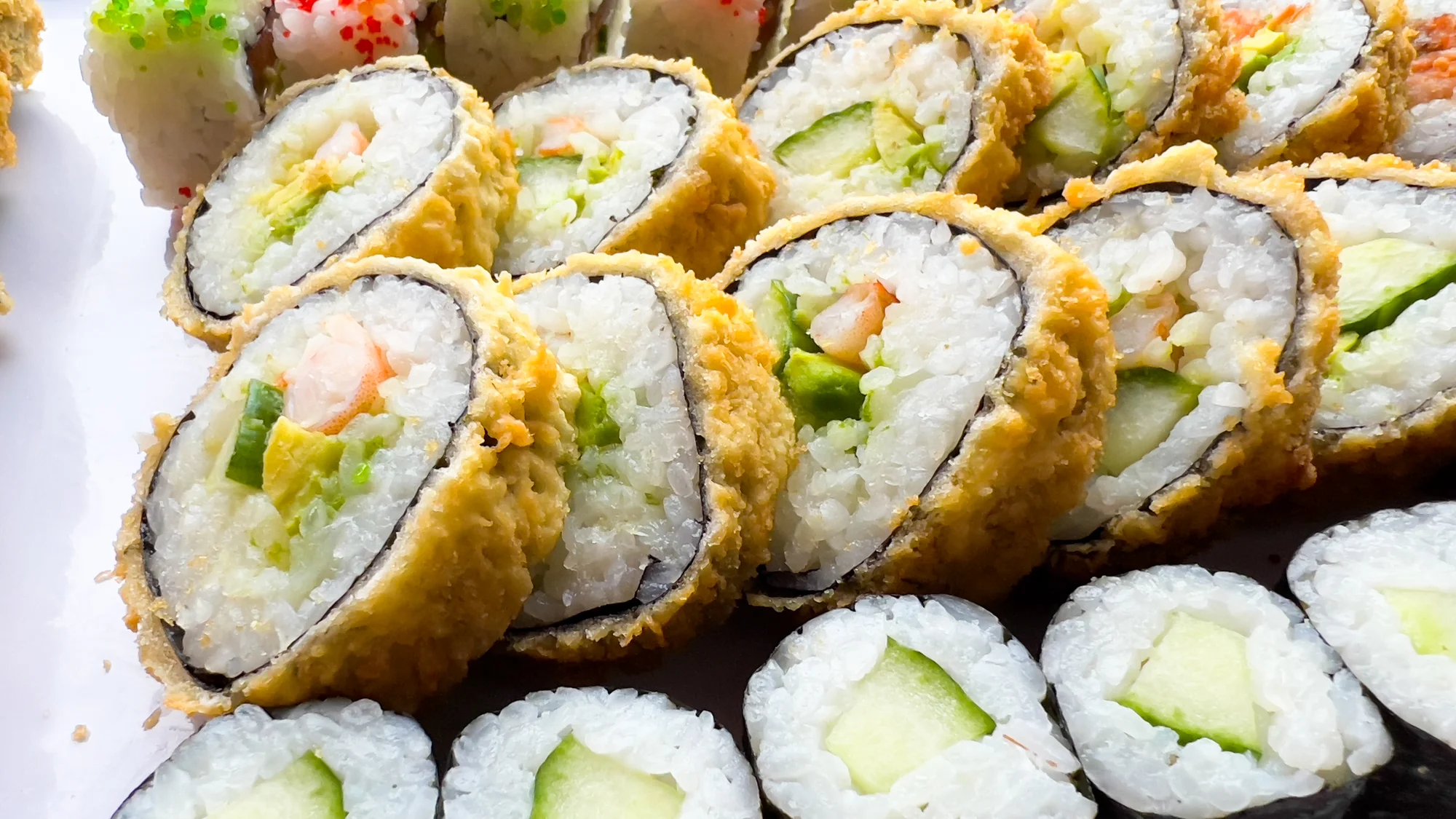 Japonské sushi: set s 28–75 kousky s lososem, avokádem, tuňákem i krevetami