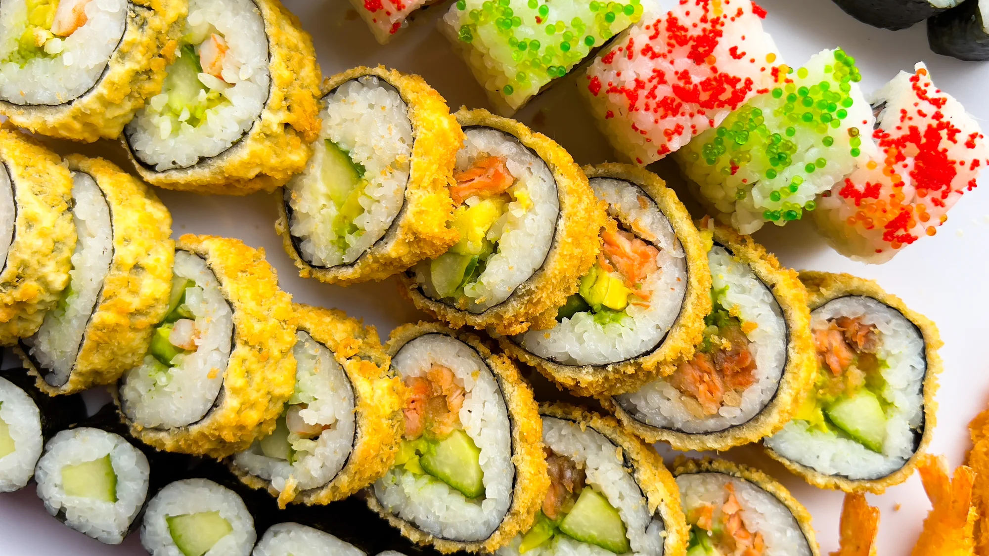 Japonské sushi: set s 28–75 kousky s lososem, avokádem, tuňákem i krevetami