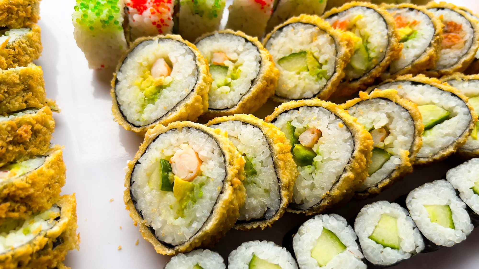 Japonské sushi: set s 28–75 kousky s lososem, avokádem, tuňákem i krevetami
