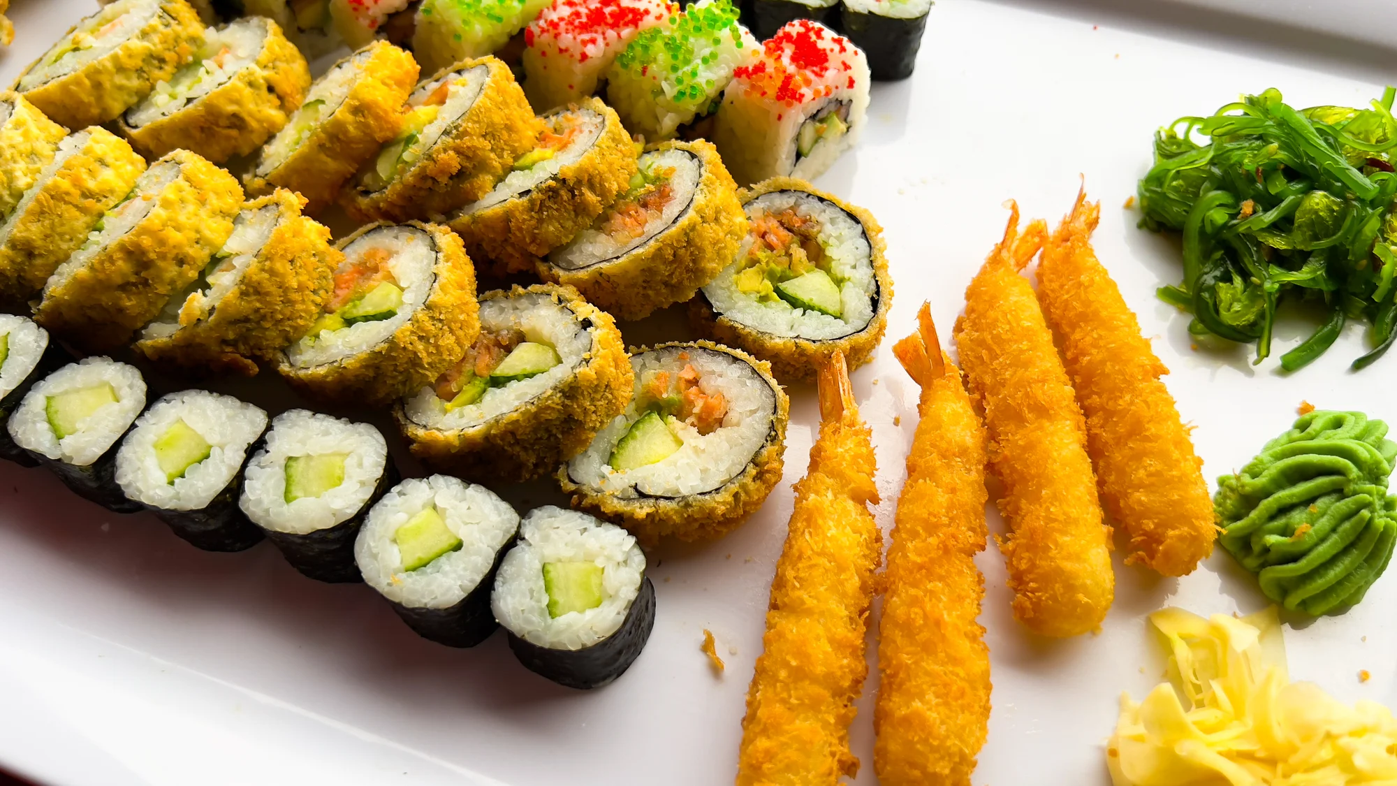 Japonské sushi: set s 28–75 kousky s lososem, avokádem, tuňákem i krevetami