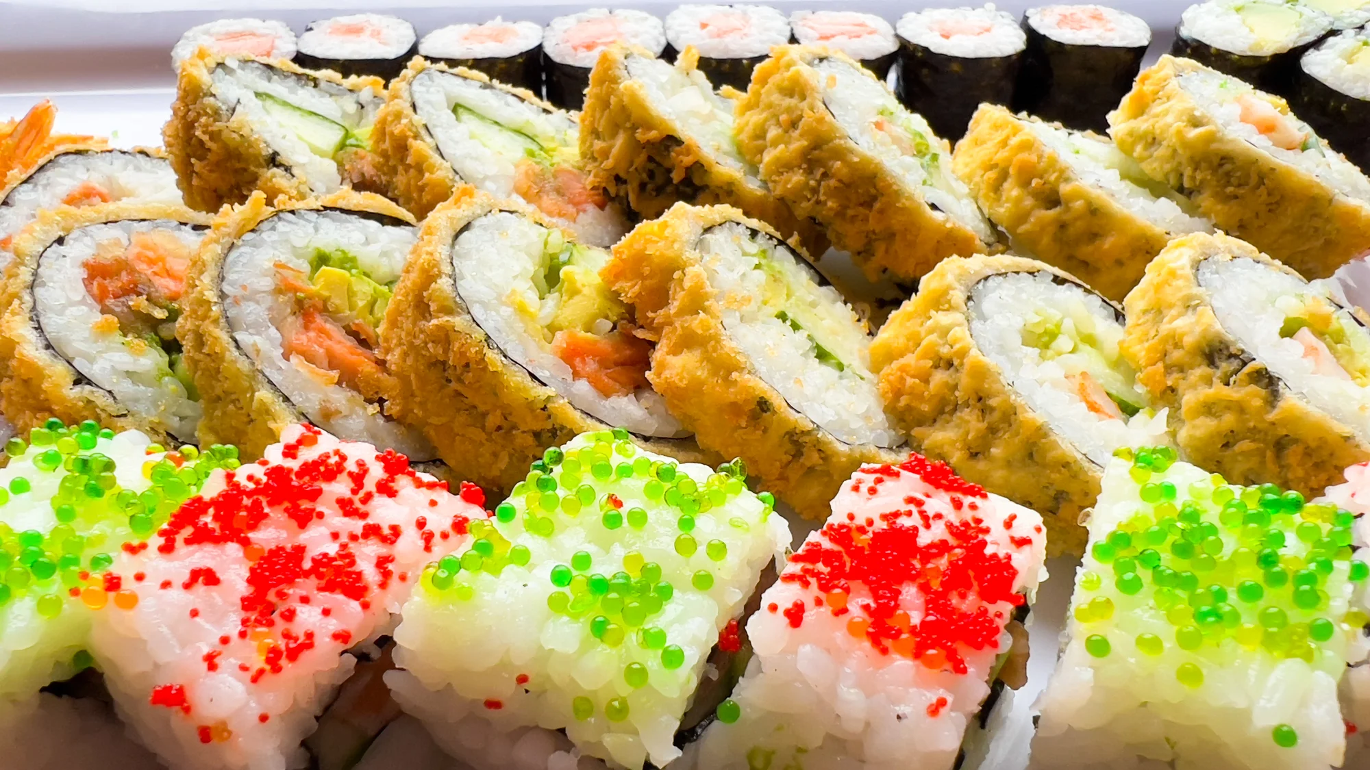 Japonské sushi: set s 28–75 kousky s lososem, avokádem, tuňákem i krevetami