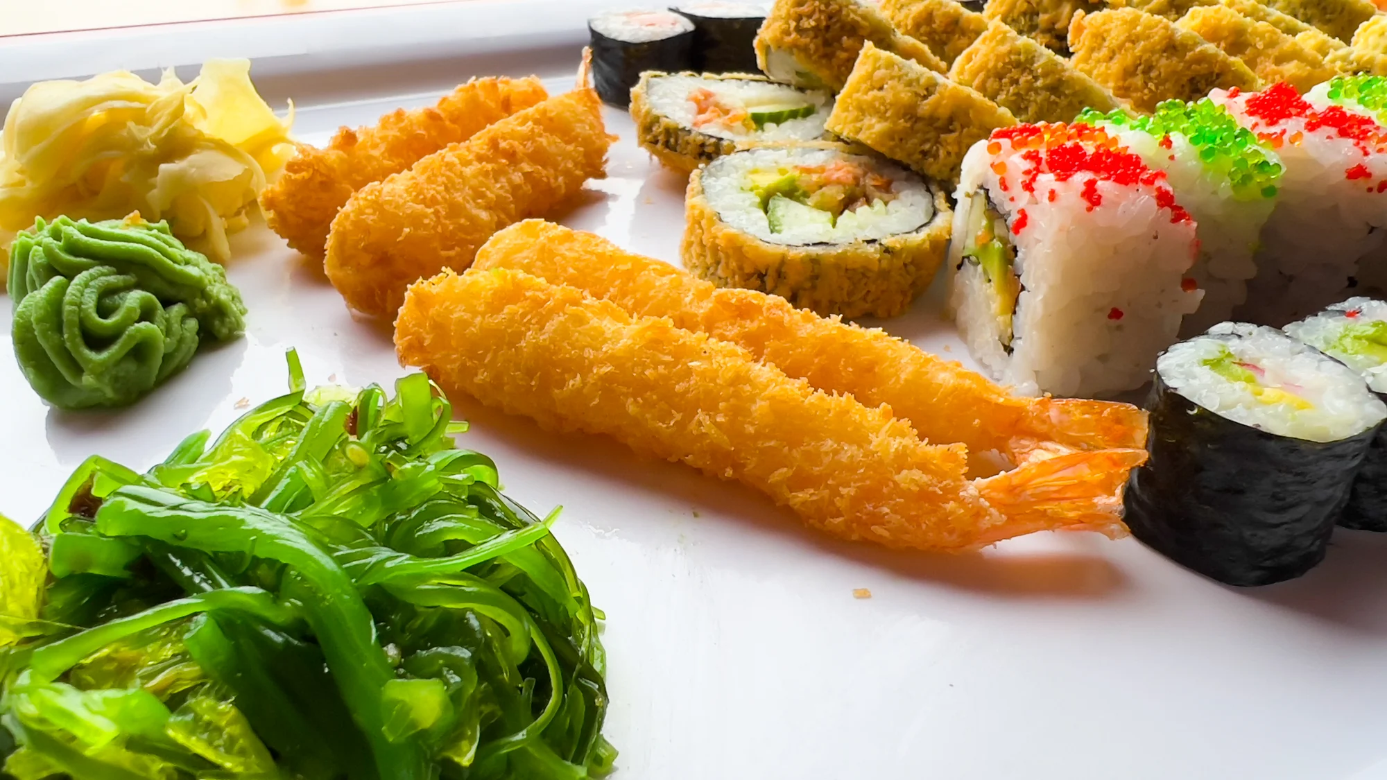 Japonské sushi: set s 28–75 kousky s lososem, avokádem, tuňákem i krevetami