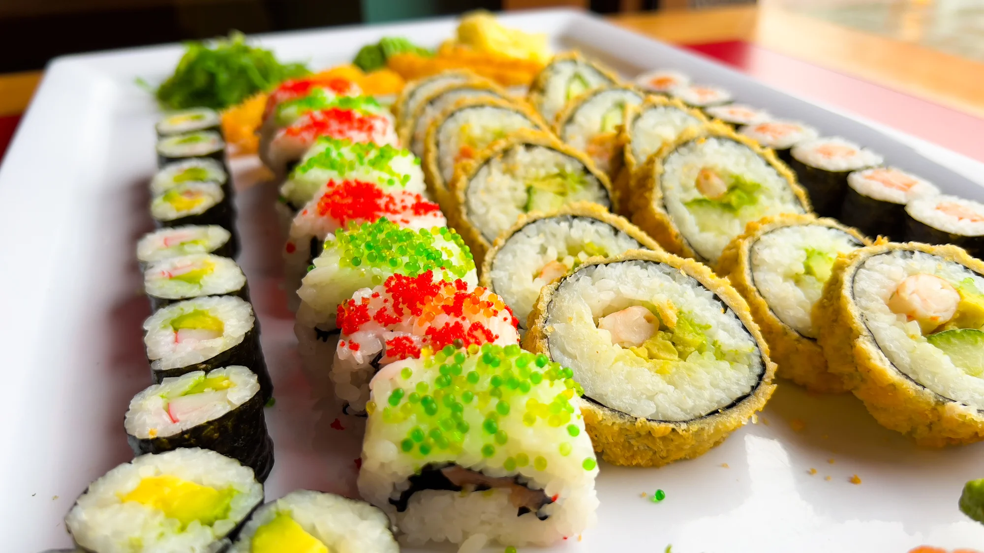 Japonské sushi: set s 28–75 kousky s lososem, avokádem, tuňákem i krevetami
