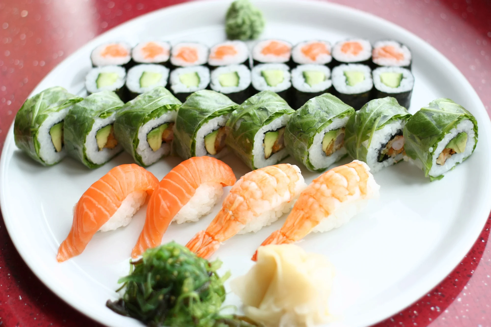 Japonské sushi: set s 28–75 kousky s lososem, avokádem, tuňákem i krevetami