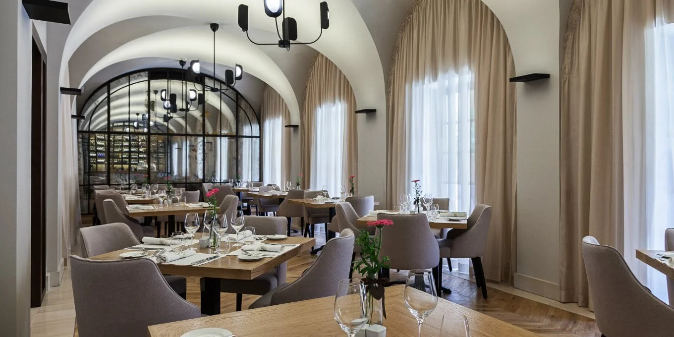 Relax v srdci Varšavy: moderní boutique hotel v bývalém paláci se saunou a bazénem, akce 2 děti zdarma