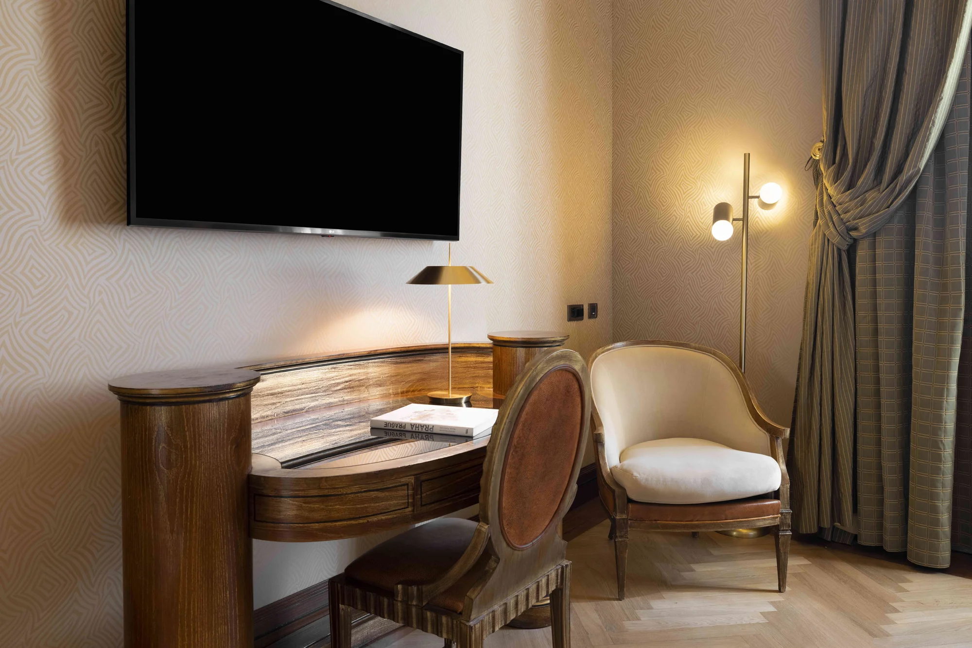 5* hotel v novorenesančním paláci v centru Prahy: luxusní pokoje, varianty se snídaní i vstupem do spa
