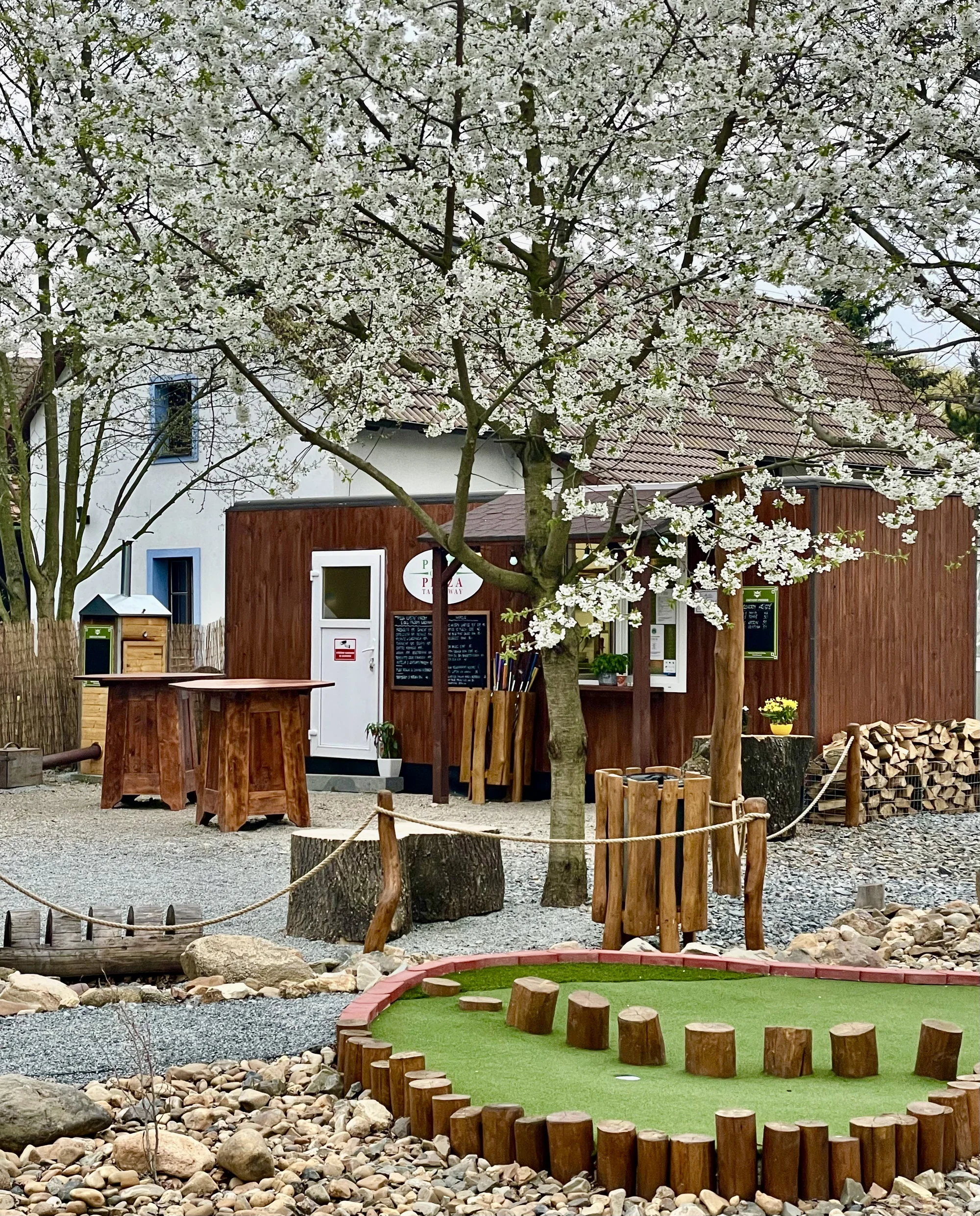 Adventure golf v krásném prostředí: jednotlivé vstupy či permanentka pro děti i dospělé