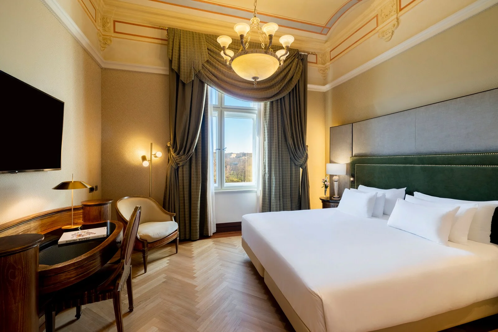 5* hotel v novorenesančním paláci v centru Prahy: luxusní pokoje, varianty se snídaní i vstupem do spa
