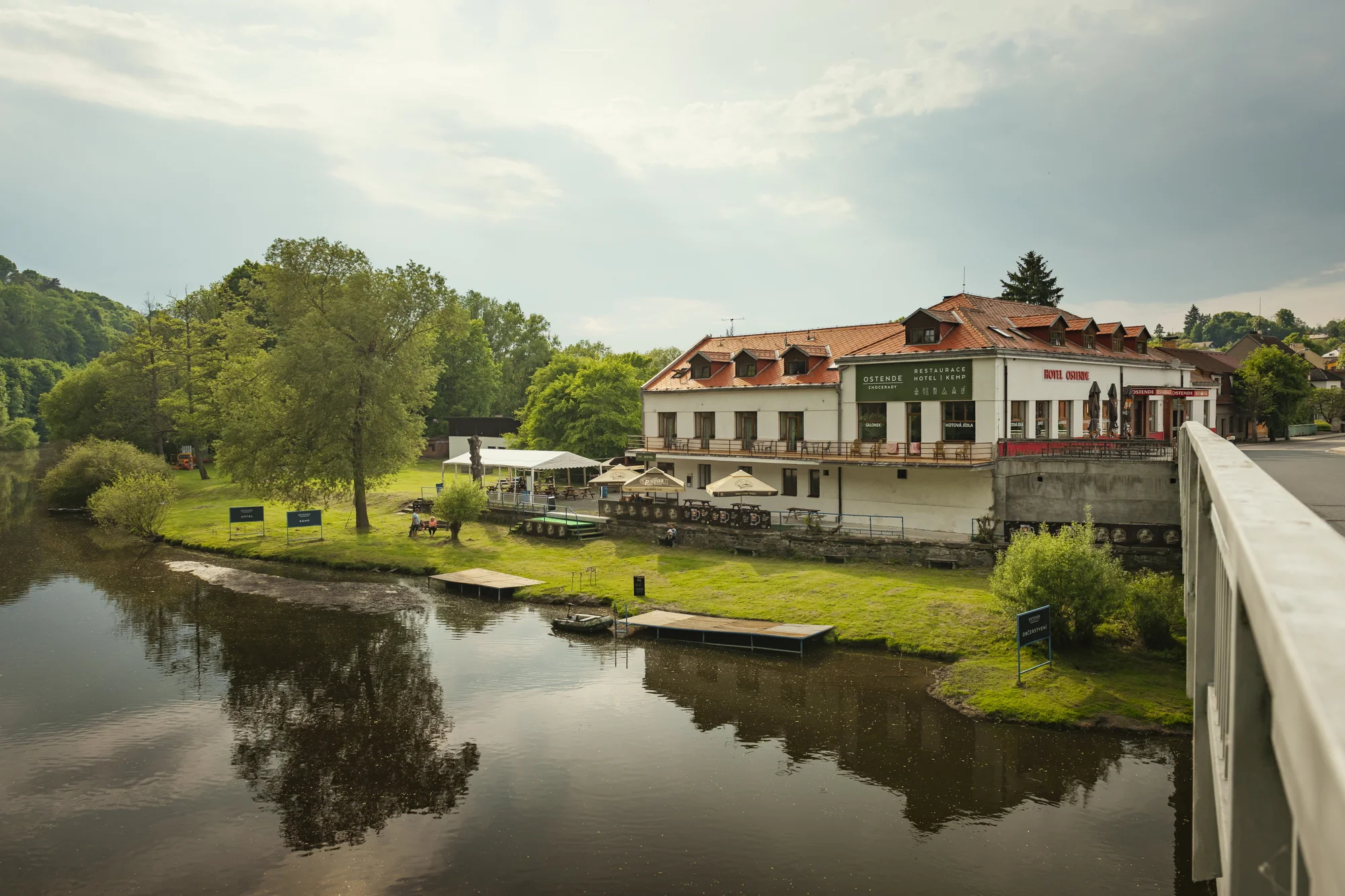 Dovolená ve středních Čechách pro vášnivé vodáky i turisty: pokoj nebo chatka přímo u břehu řeky Sázavy