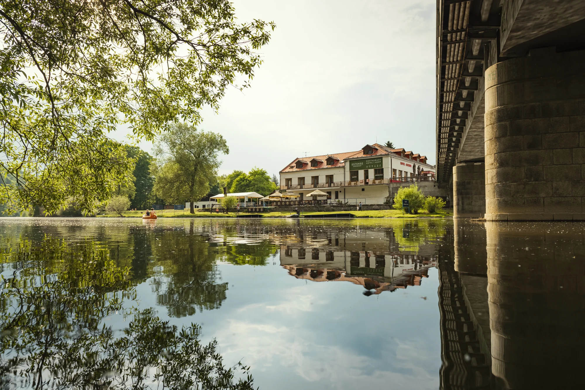 Dovolená ve středních Čechách pro vášnivé vodáky i turisty: pokoj nebo chatka přímo u břehu řeky Sázavy