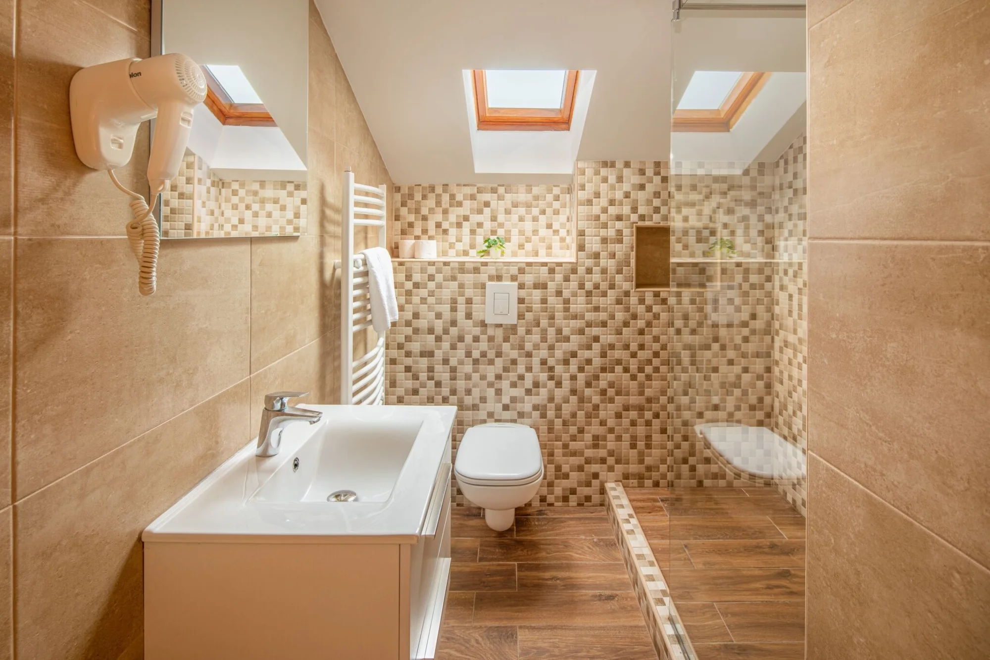 Relax pro rodinu nebo partu přátel blízko Budapešti: neomezeně wellness, možnost polopenze a slevy, děti zdarma