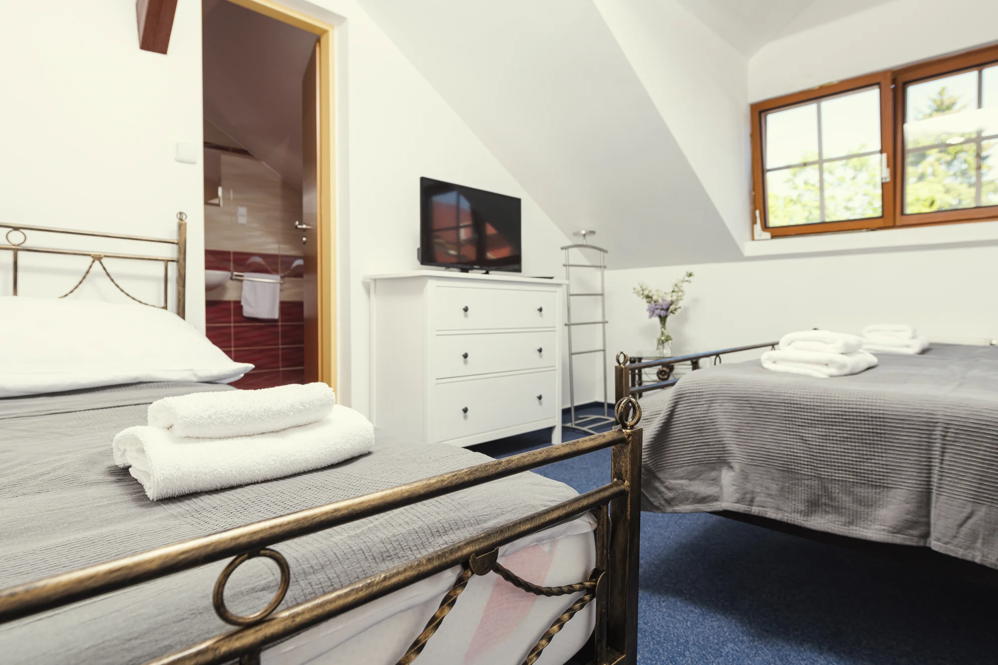 Dovolená ve středních Čechách pro vášnivé vodáky i turisty: pokoj nebo chatka přímo u břehu řeky Sázavy