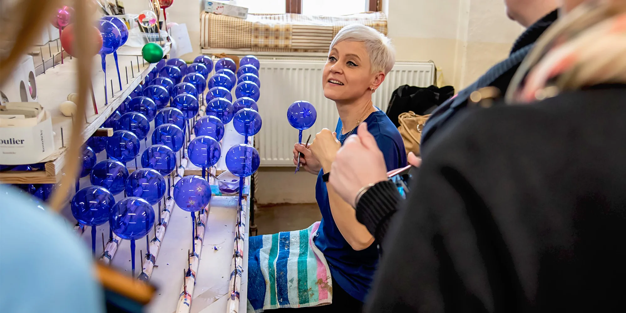 Exkurze ve výrobně vánočních ozdob: vstupy vč. zdobení vlastní ozdoby pod vedením malířky