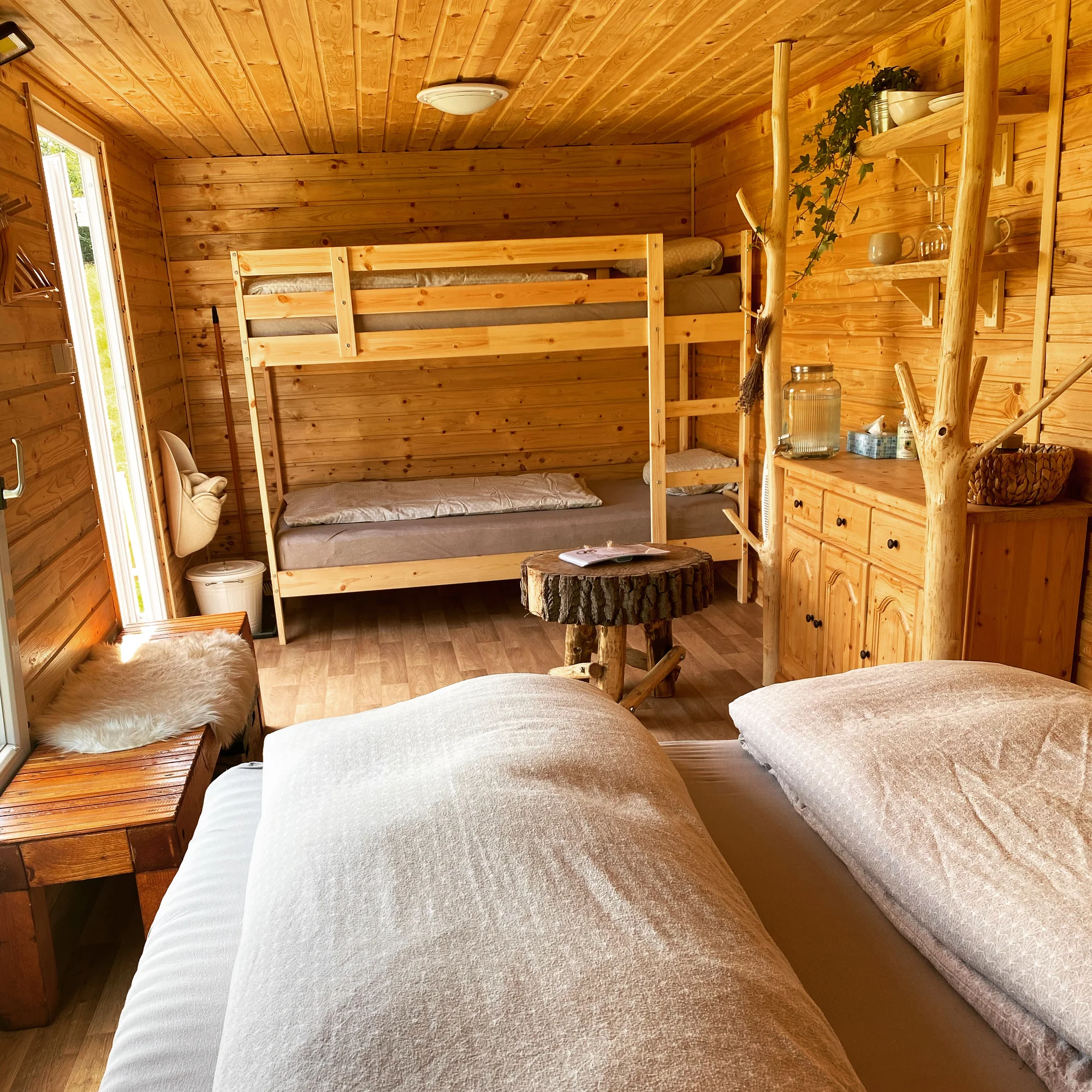 Pobyt mezi zvířátky na ranči: karavan, chatka či maringotka, mini zoo, koně a možnost snídaní