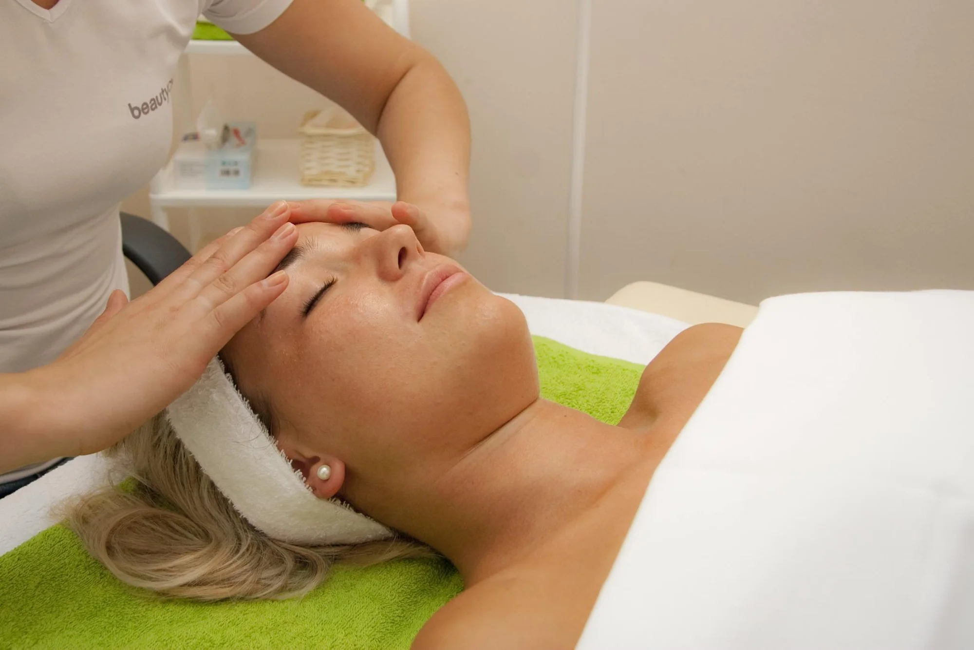 Obnovující, hydratační či regenerační ošetření pleti s regenerační maskou