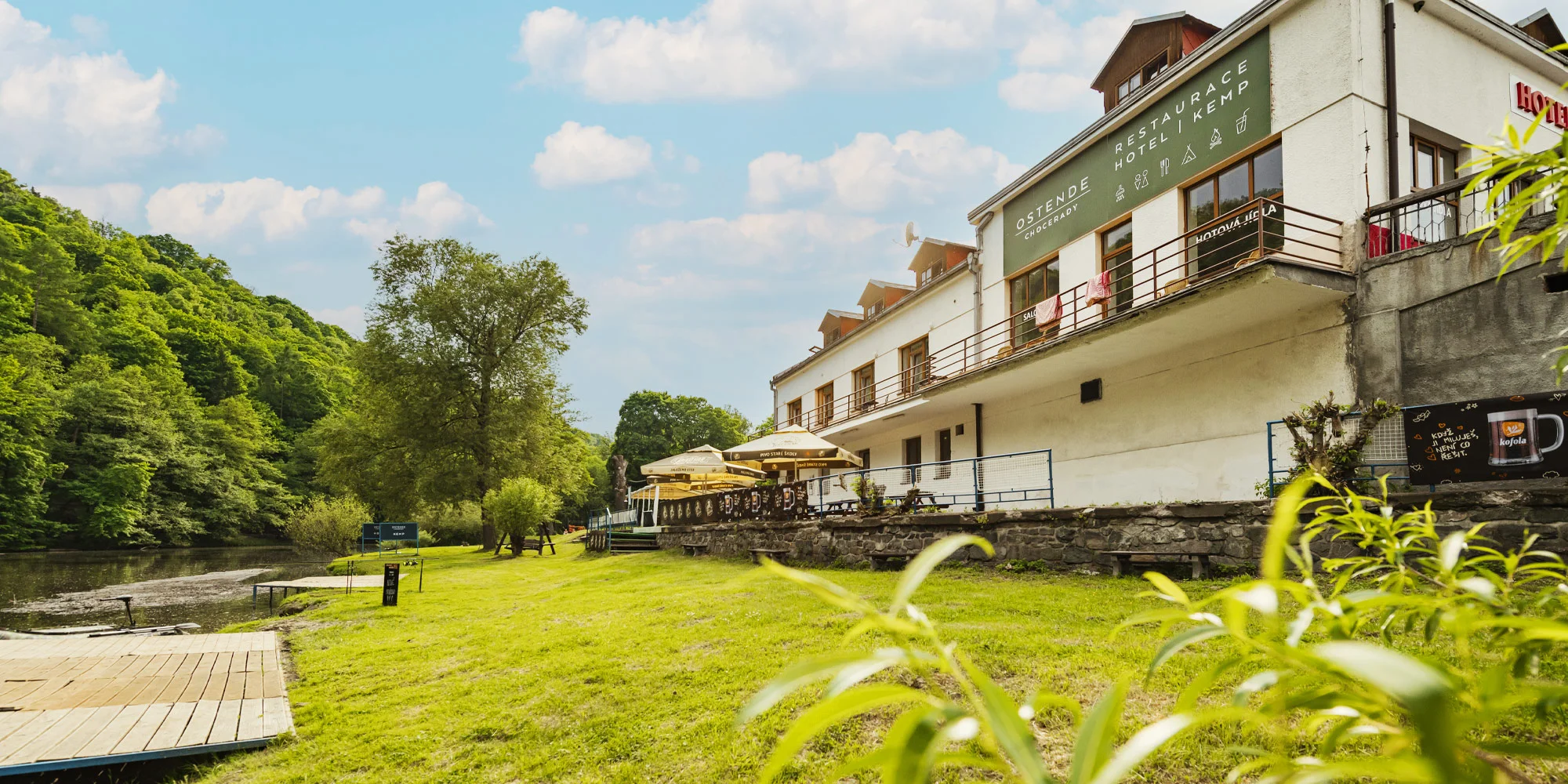 Dovolená ve středních Čechách pro vášnivé vodáky i turisty: pokoj nebo chatka přímo u břehu řeky Sázavy