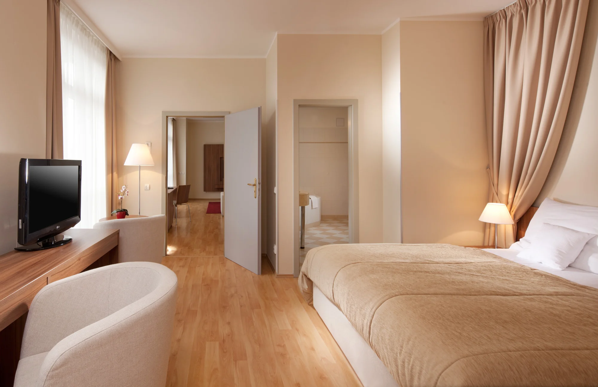 Pobyt v historickém centru Prahy: ubytování ve 4* hotelu, snídaně i luxusní pohoštění s lahví sektu