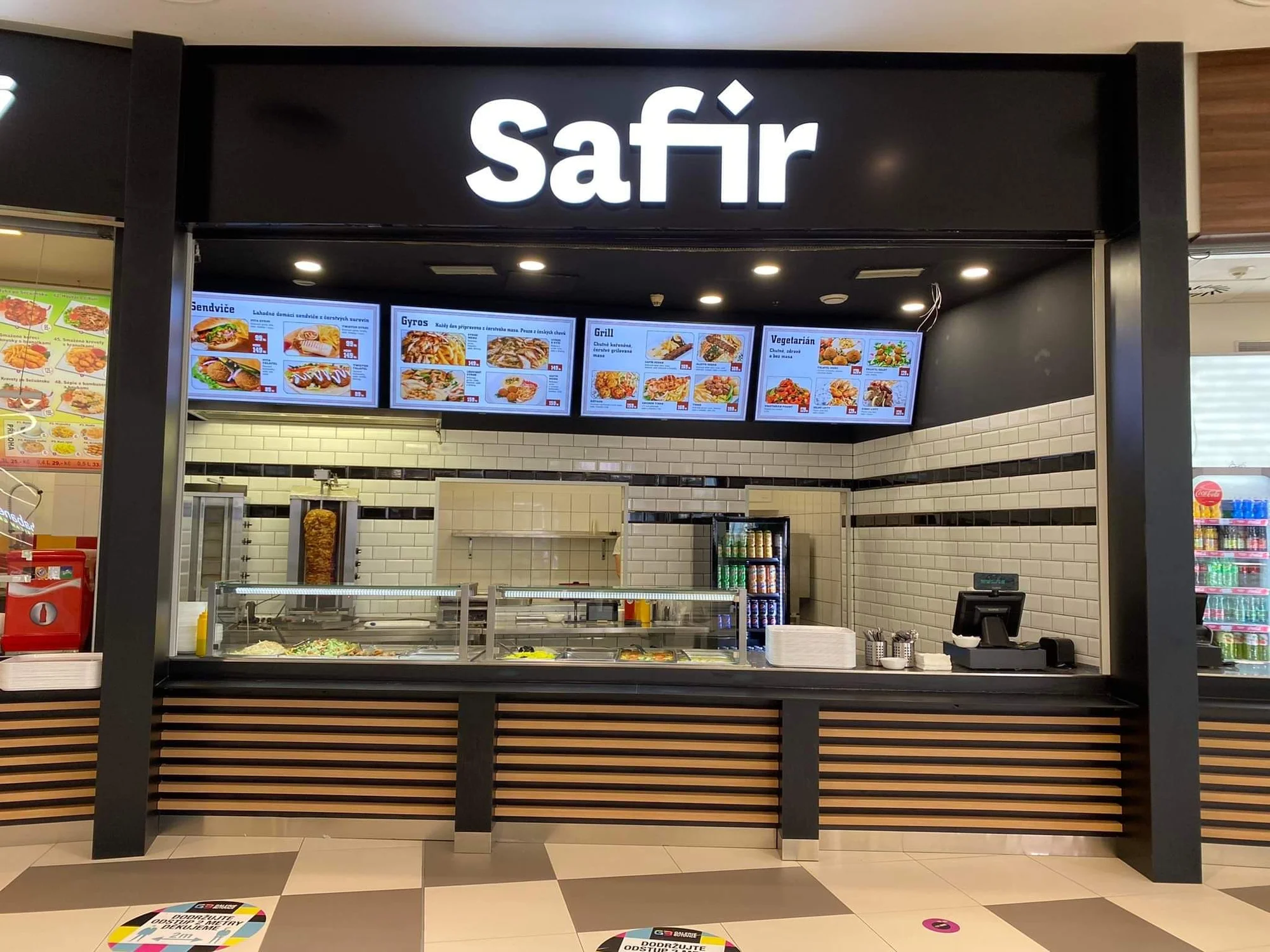 Shawarma, falafel, arayes či denní specialita v restauraci Safir