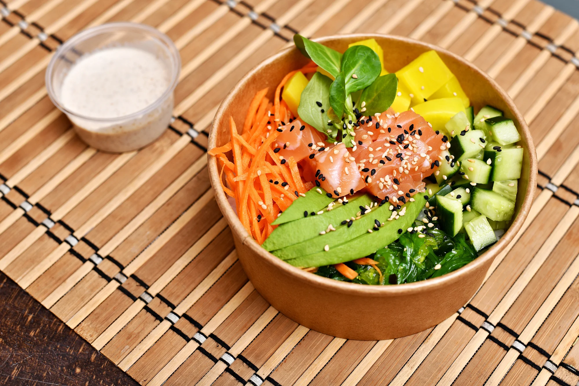 Havajské poke bowl na odnos s sebou: losos, krab, tofu i mango orange, pro 1-4 os.