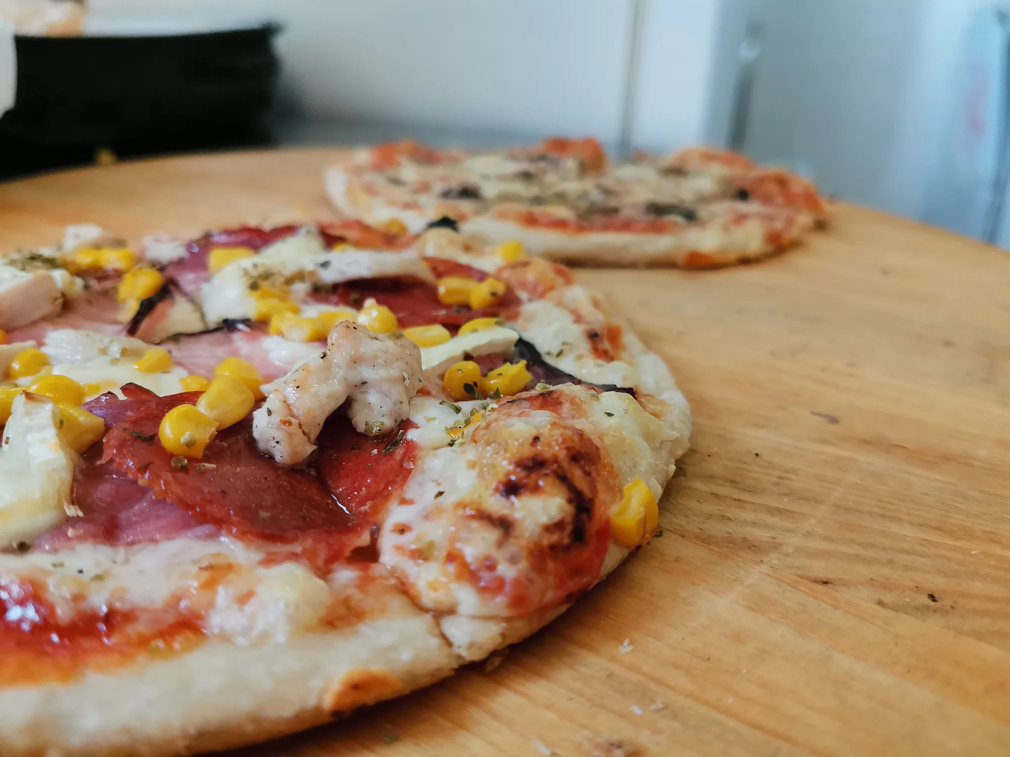 1 nebo 2 velké pizzy o průměru 45 cm, výběr z 21 druhů a rozvoz po Opavě