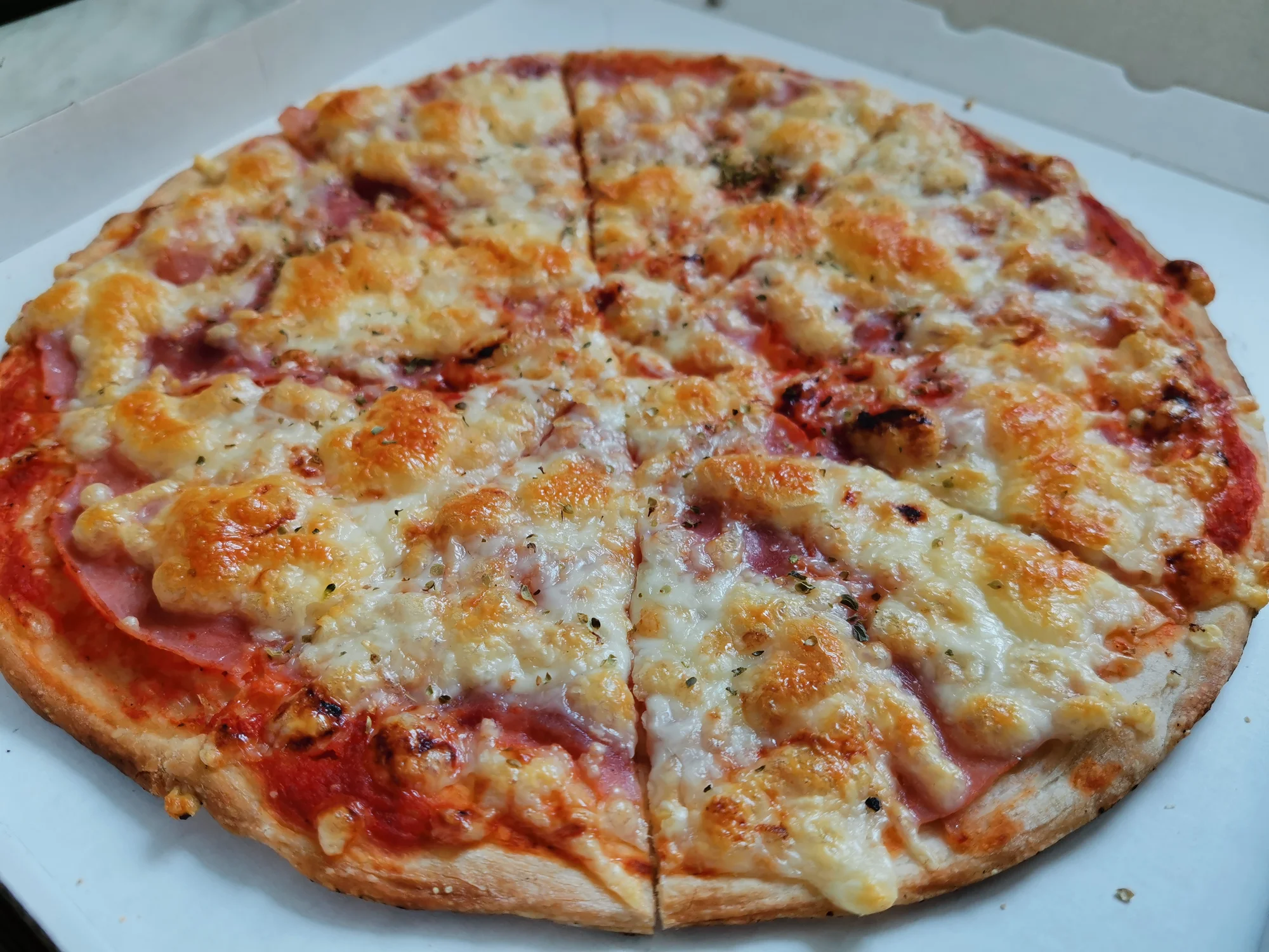 1 nebo 2 velké pizzy o průměru 45 cm, výběr z 21 druhů a rozvoz po Opavě