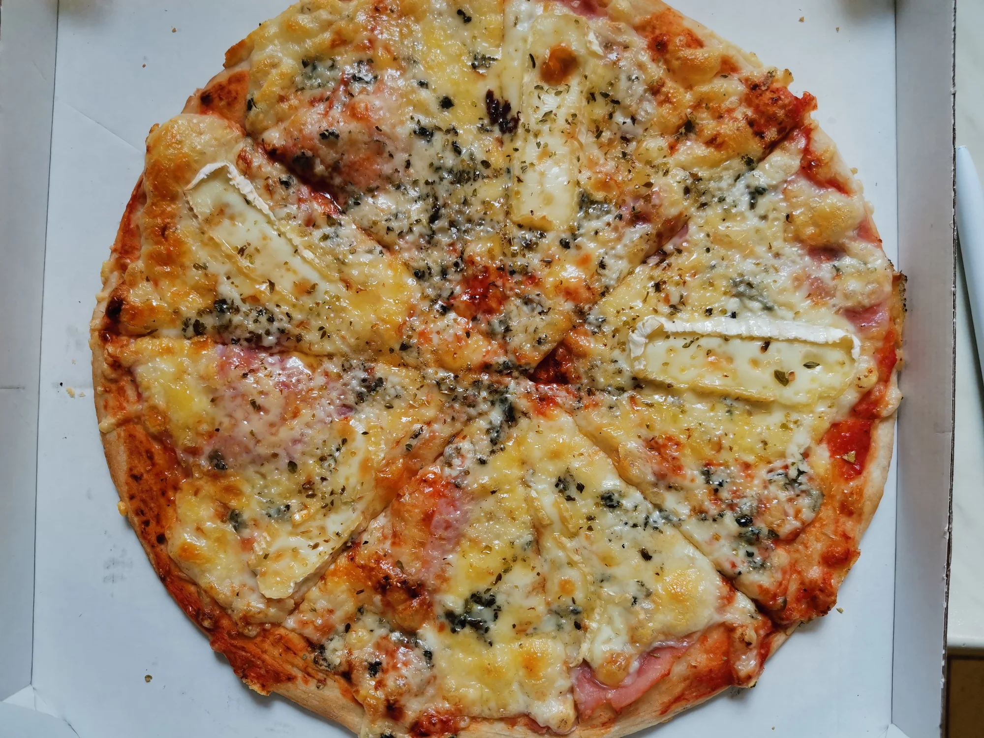 1 nebo 2 velké pizzy o průměru 45 cm, výběr z 21 druhů a rozvoz po Opavě