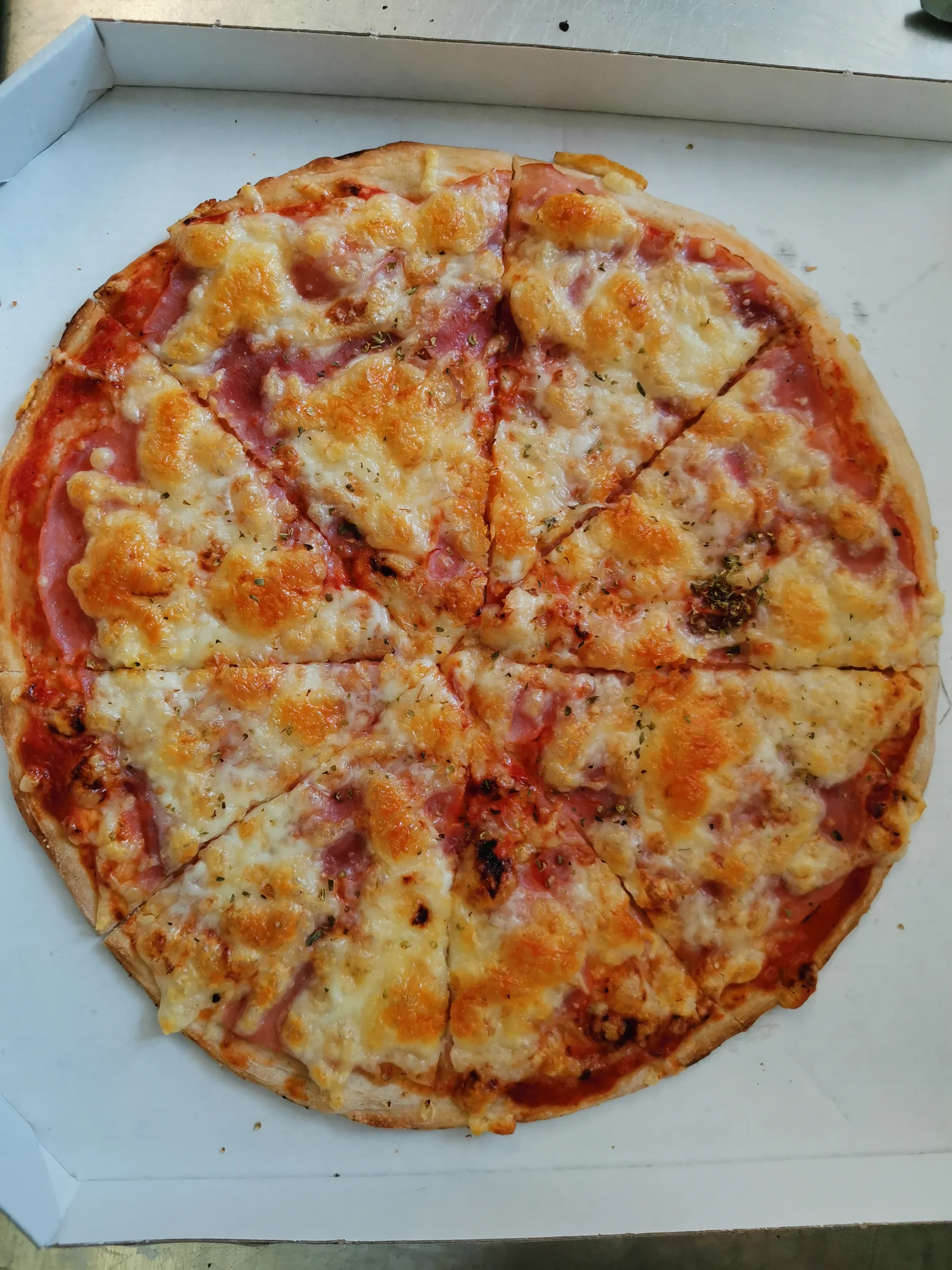 1 nebo 2 velké pizzy o průměru 45 cm, výběr z 21 druhů a rozvoz po Opavě
