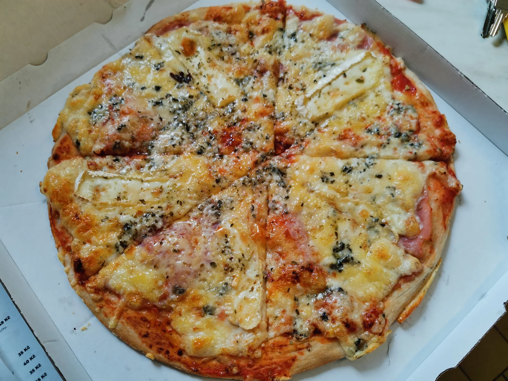 1 nebo 2 velké pizzy o průměru 45 cm, výběr z 21 druhů a rozvoz po Opavě