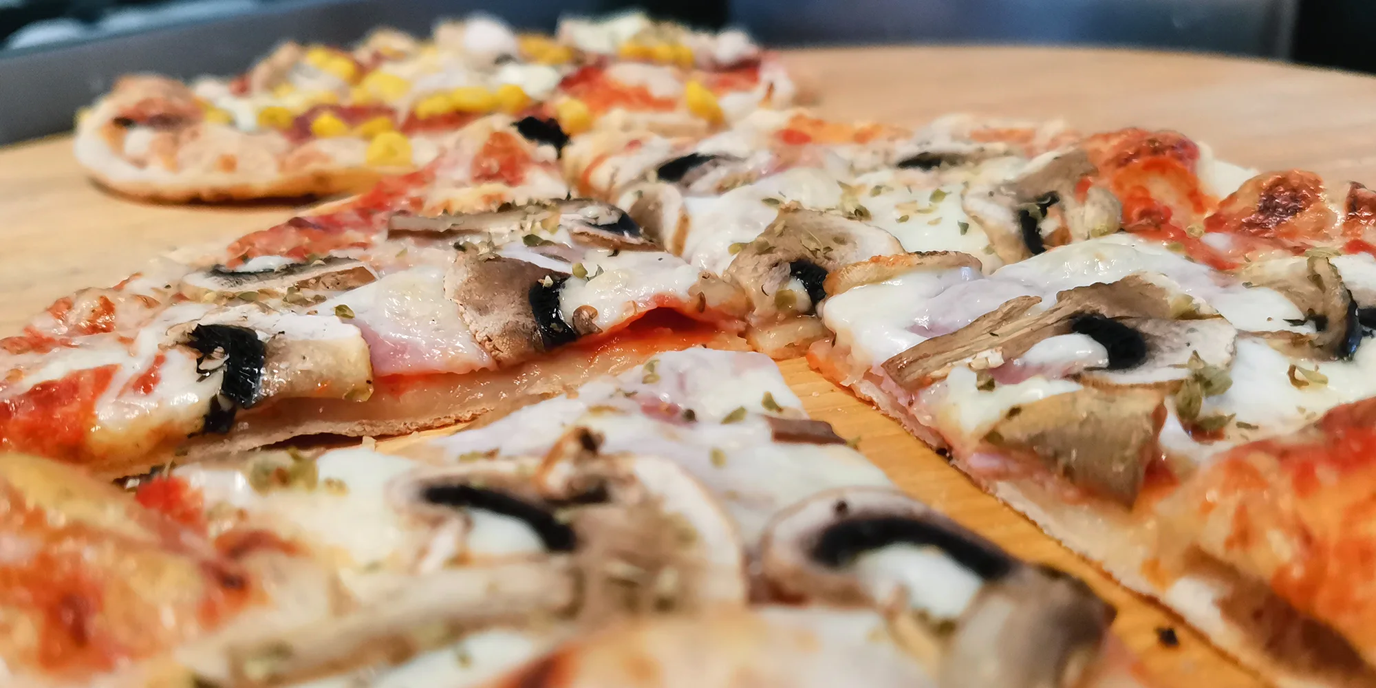 1 nebo 2 velké pizzy o průměru 45 cm, výběr z 21 druhů a rozvoz po Opavě