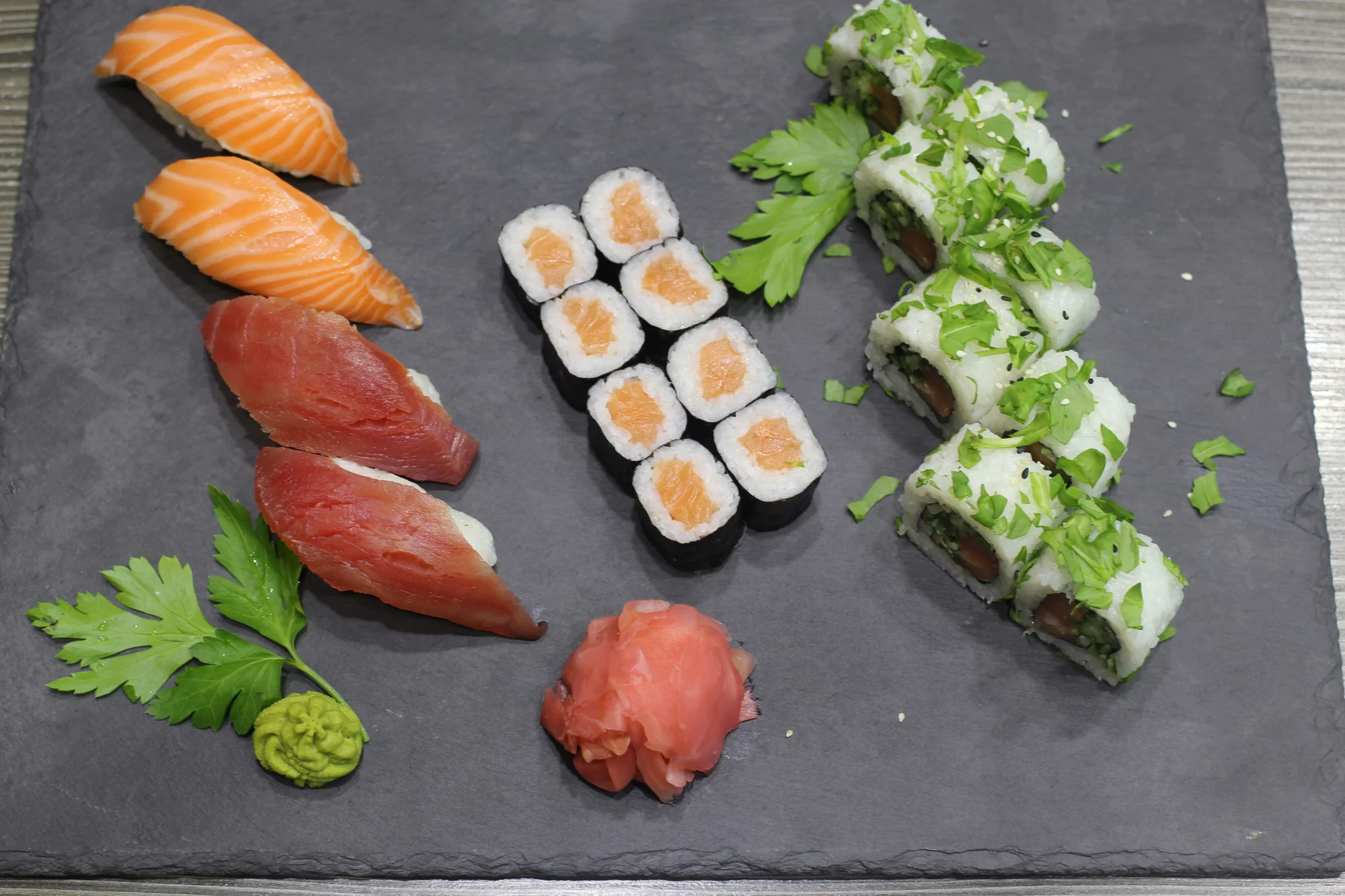 Pestré sety 12–76 ks sushi: vegetariánské i s rybami, krabem nebo chobotnicí