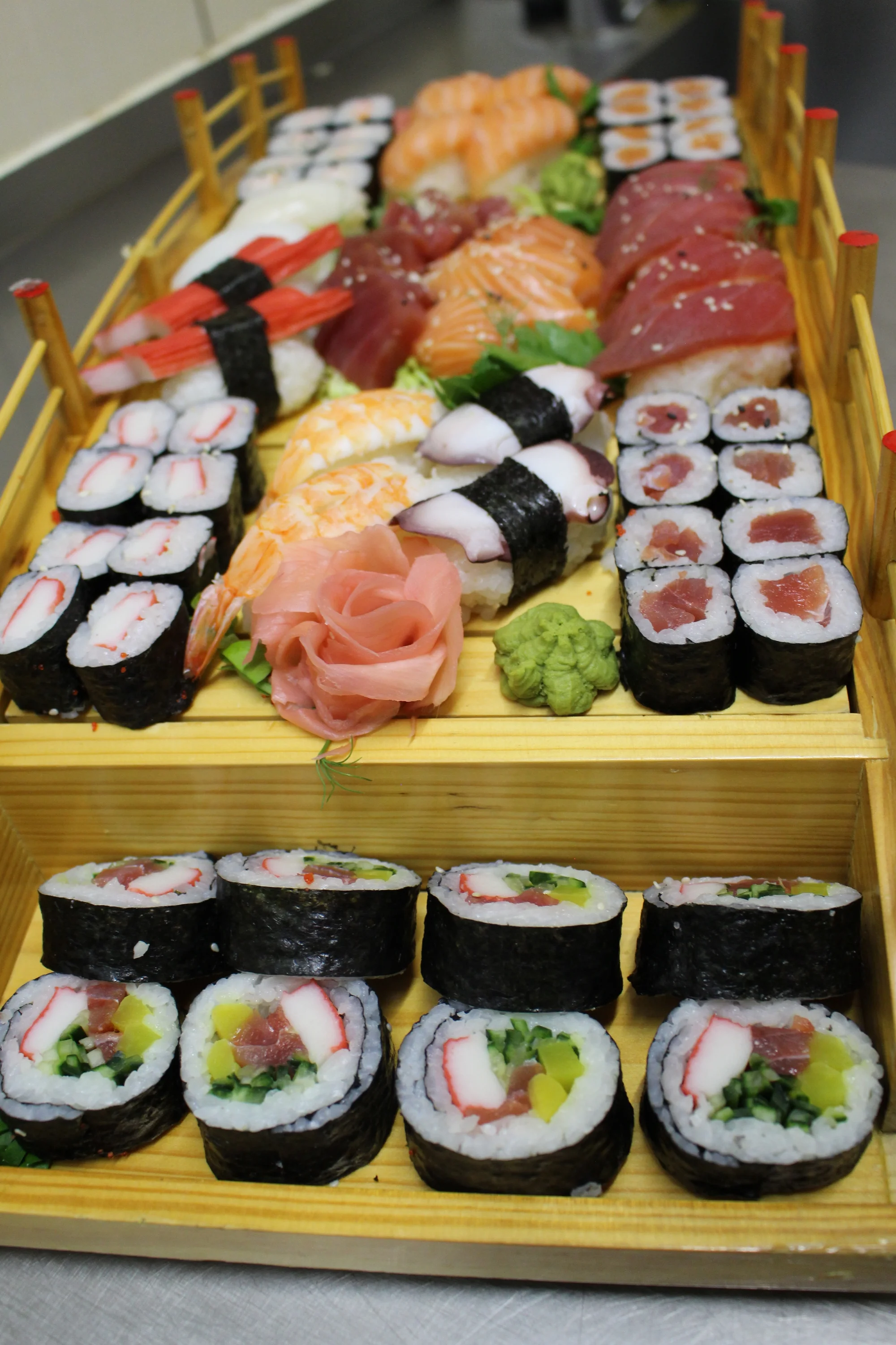 Pestré sety 12–76 ks sushi: vegetariánské i s rybami, krabem nebo chobotnicí