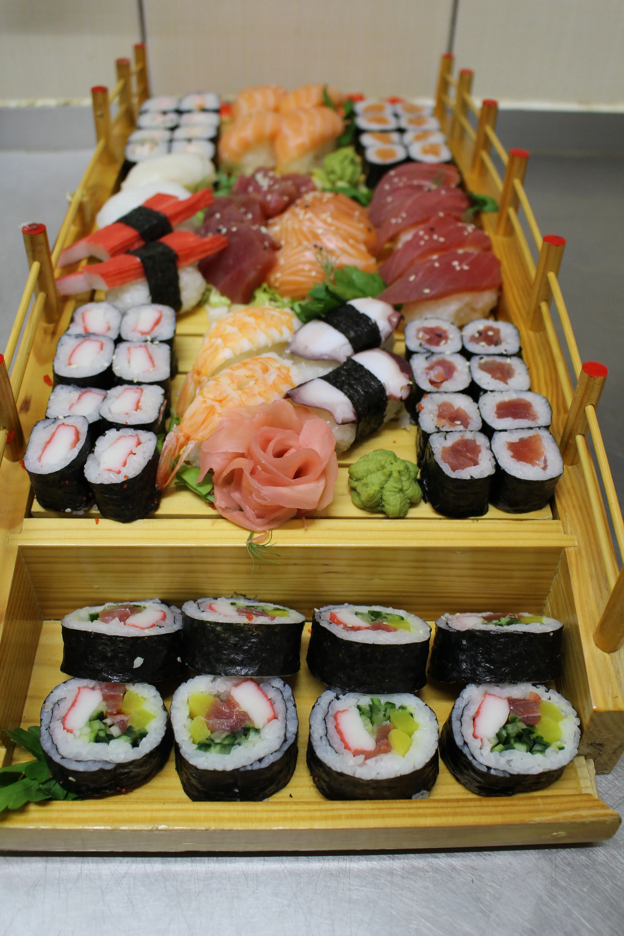Pestré sety 12–76 ks sushi: vegetariánské i s rybami, krabem nebo chobotnicí