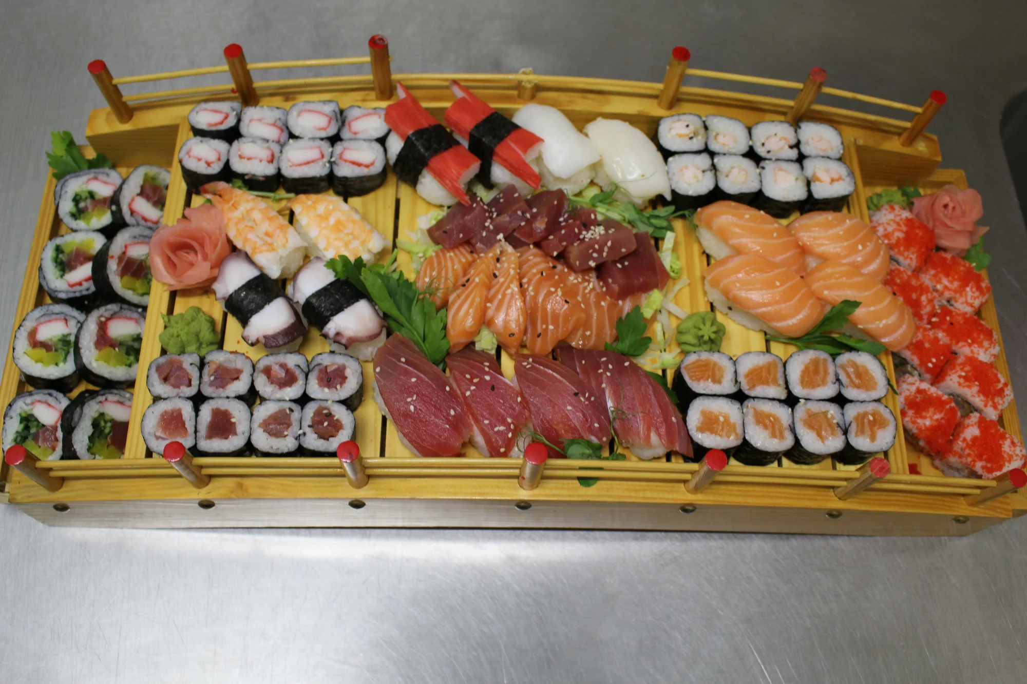 Pestré sety 12–76 ks sushi: vegetariánské i s rybami, krabem nebo chobotnicí