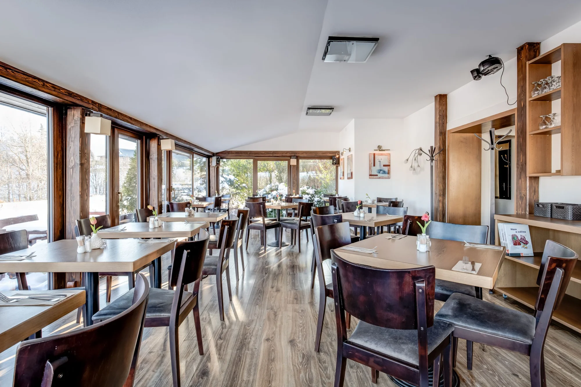Designový hotel v Beskydech: apartmán s vířivkou, vyhlášená kuchyně, polopenze