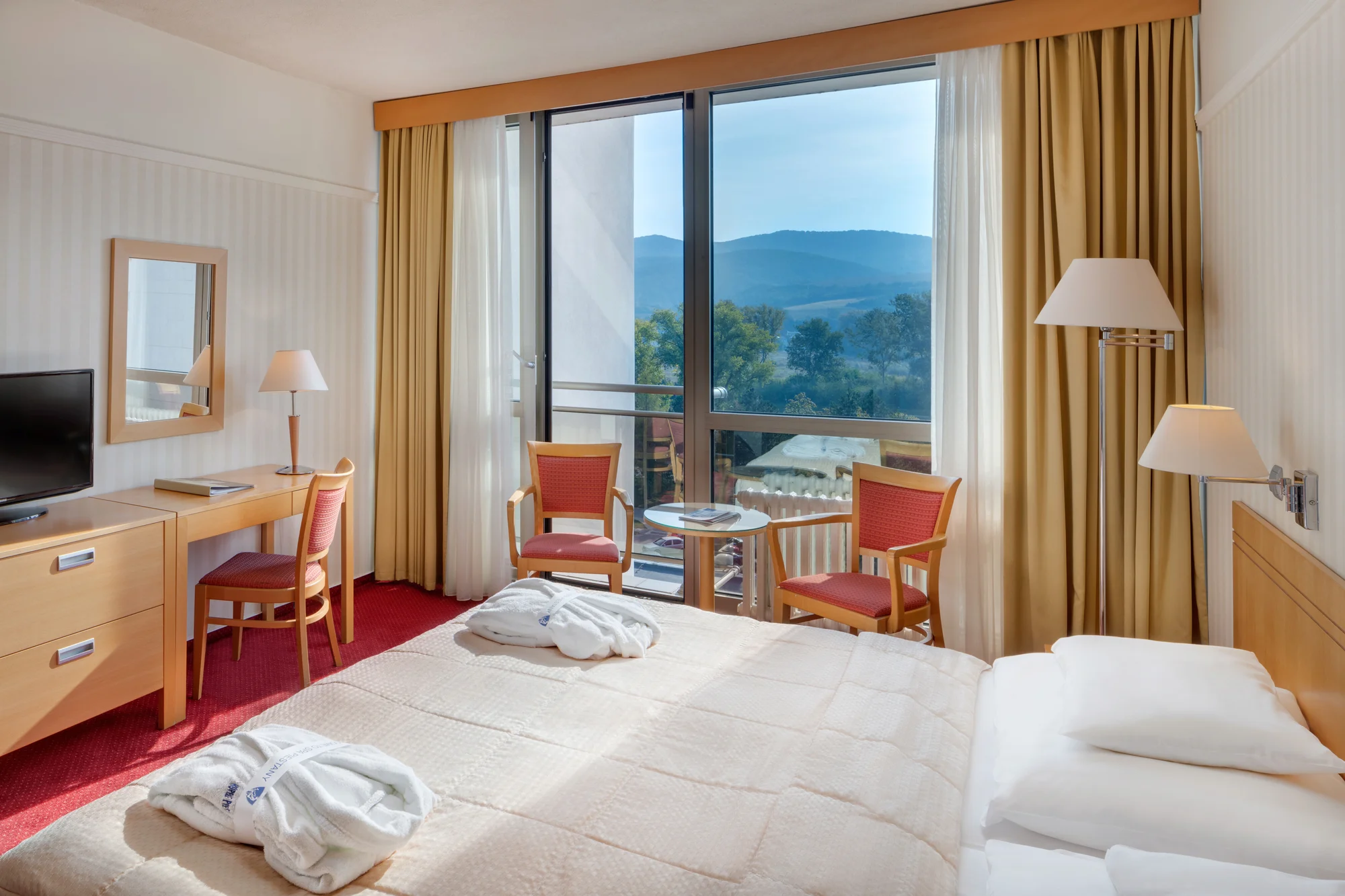 Pobyt ve 4* lázeňském hotelu v Piešťanech: polopenze, neomezené sauny a bazény i minerální koupel