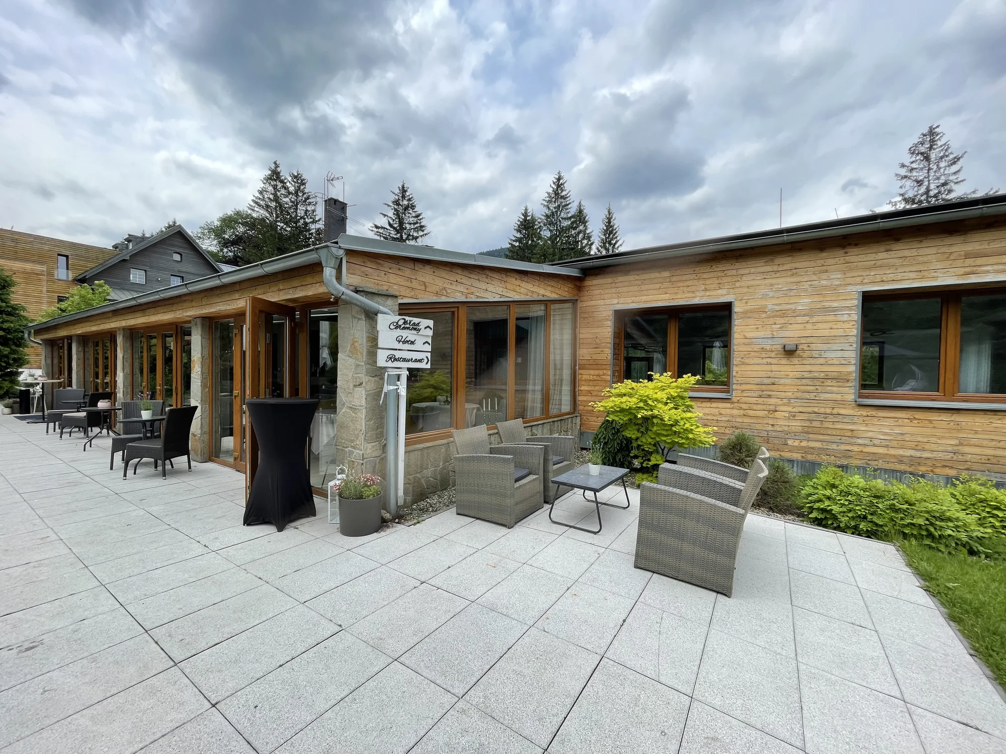 Dovolená v Beskydech: luxusní designový garden hotel s vynikající kuchyní, wellness i přírodním koupáním