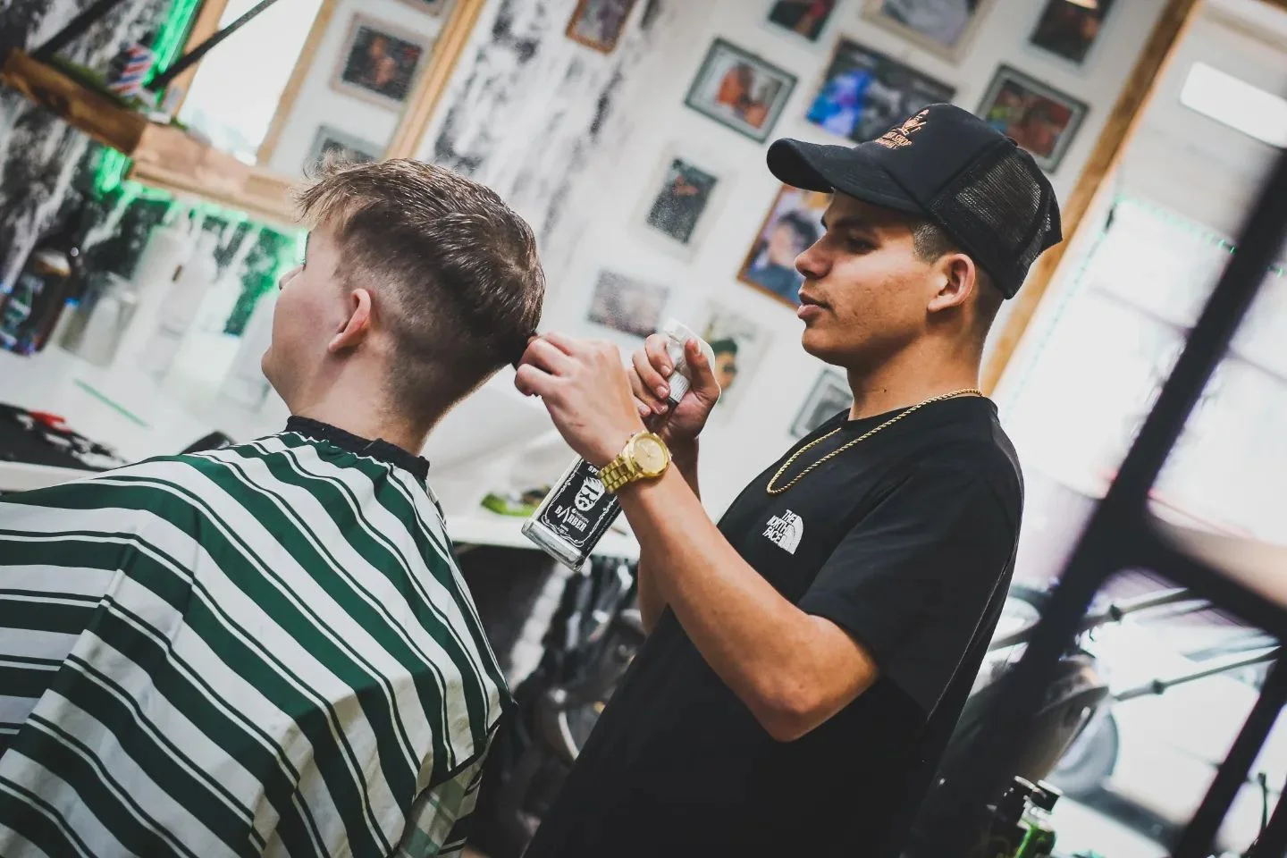 Balíčky péče od barbera: střih a úprava vlasů a vousů i masáž obličeje, vosk či kolínská