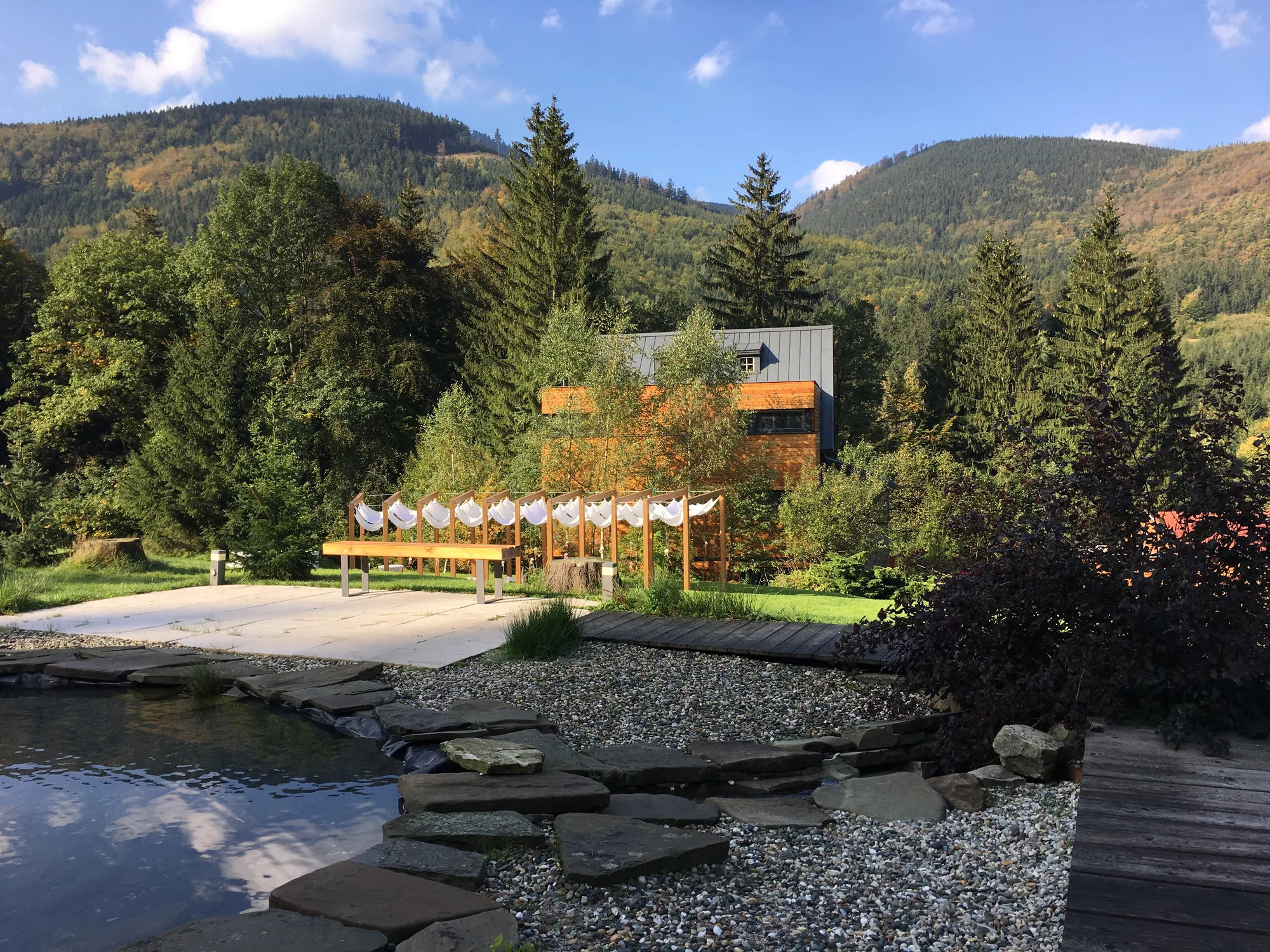 Dovolená v Beskydech: luxusní designový garden hotel s vynikající kuchyní, wellness i přírodním koupáním