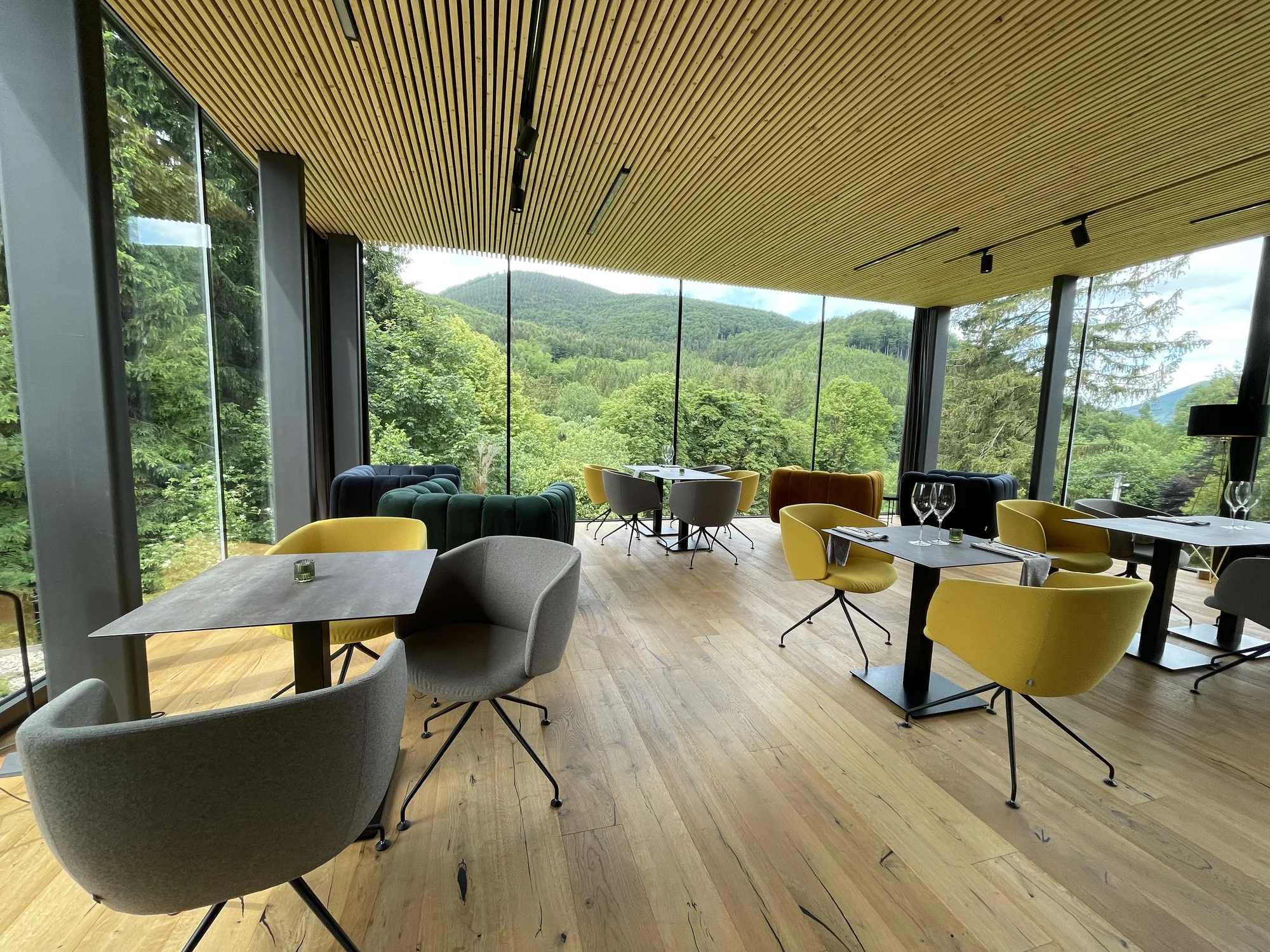Dovolená v Beskydech: luxusní designový garden hotel s vynikající kuchyní, wellness i přírodním koupáním
