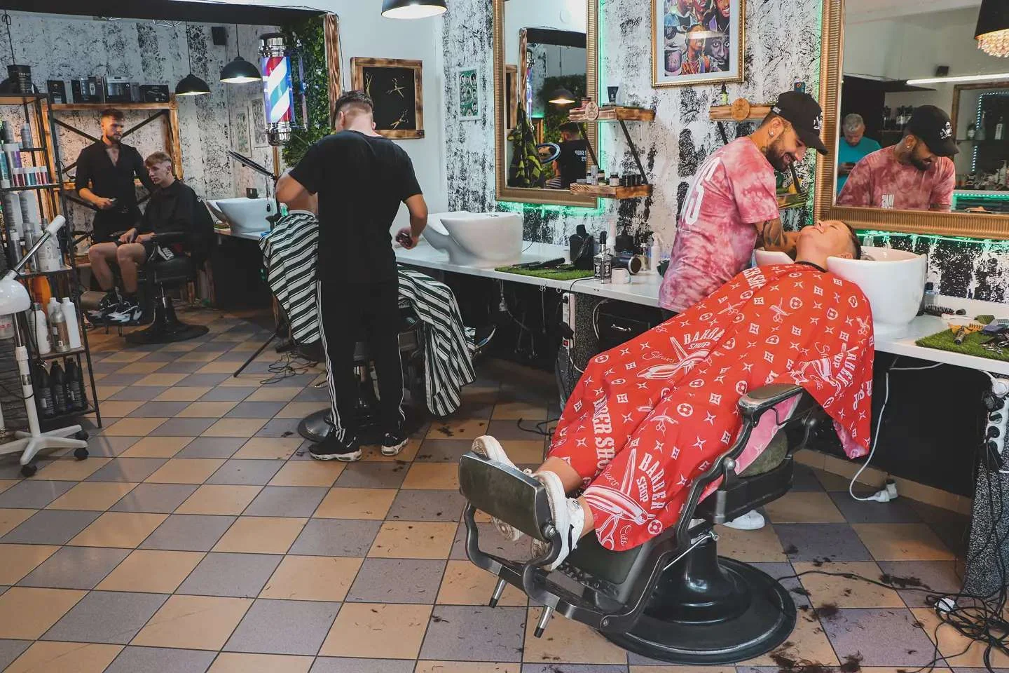 Balíčky péče od barbera: střih a úprava vlasů a vousů i masáž obličeje, vosk či kolínská