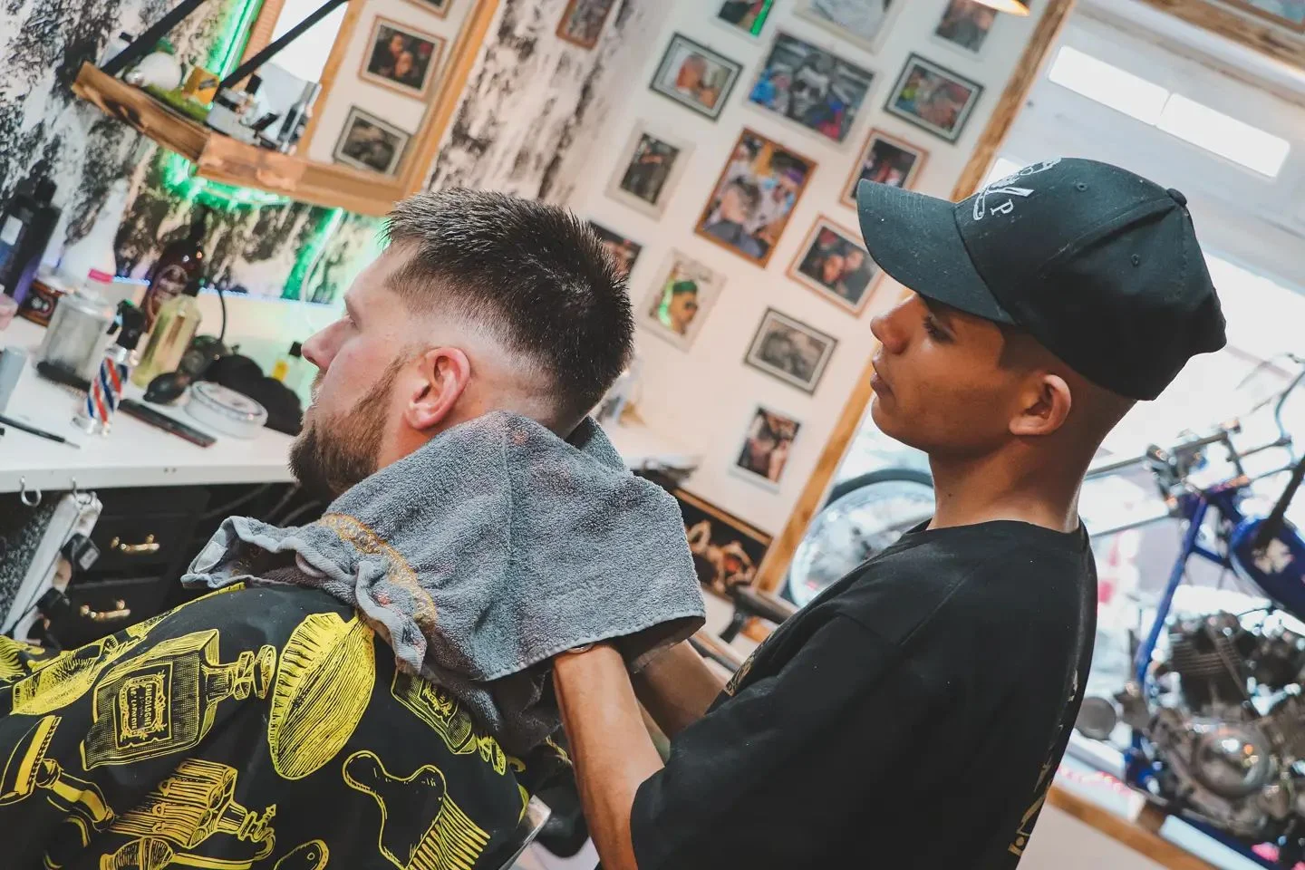 Balíčky péče od barbera: střih a úprava vlasů a vousů i masáž obličeje, vosk či kolínská