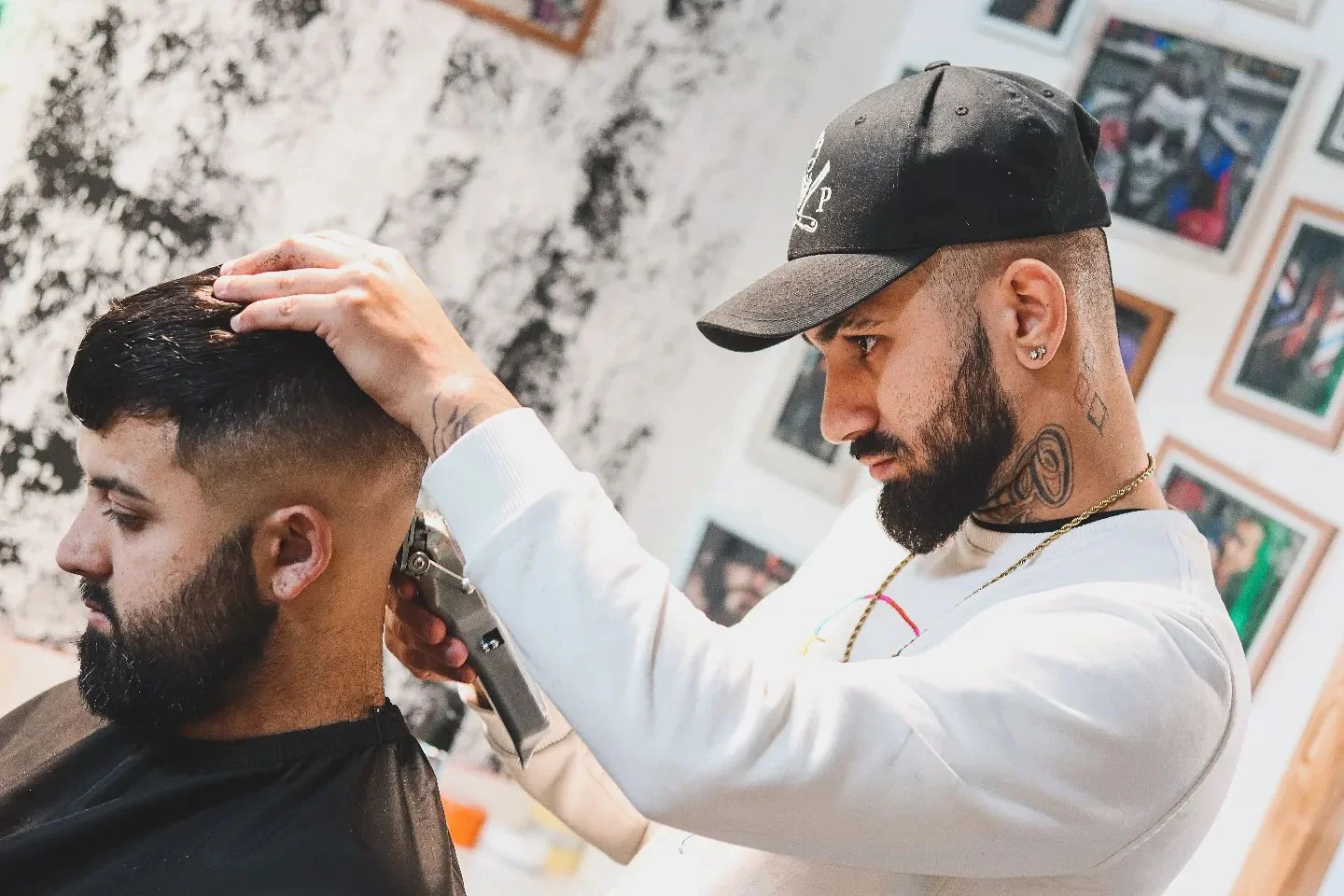 Balíčky péče od barbera: střih a úprava vlasů a vousů i masáž obličeje, vosk či kolínská