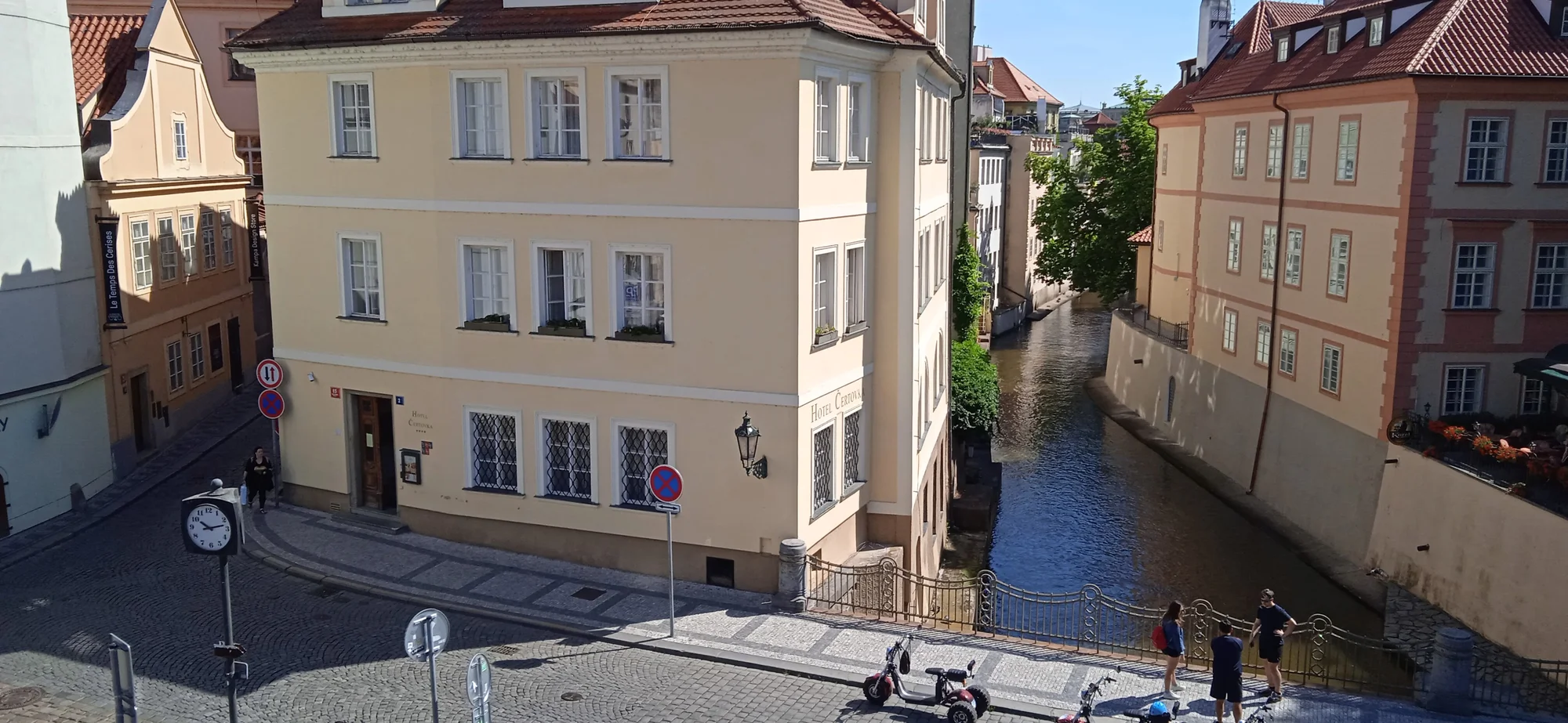 Ubytování v samém srdci Prahy se snídaní: hotel přímo u Čertovky a Karlova mostu