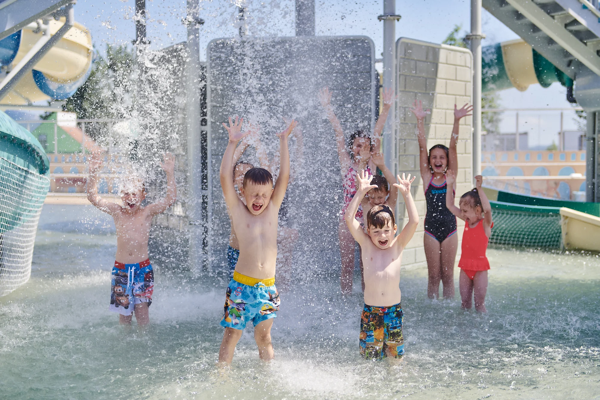 Léto na plné pecky a 100 Kč v kreditech zpět: Aqualand Moravia s vodním hradem a vodní horskou dráhou