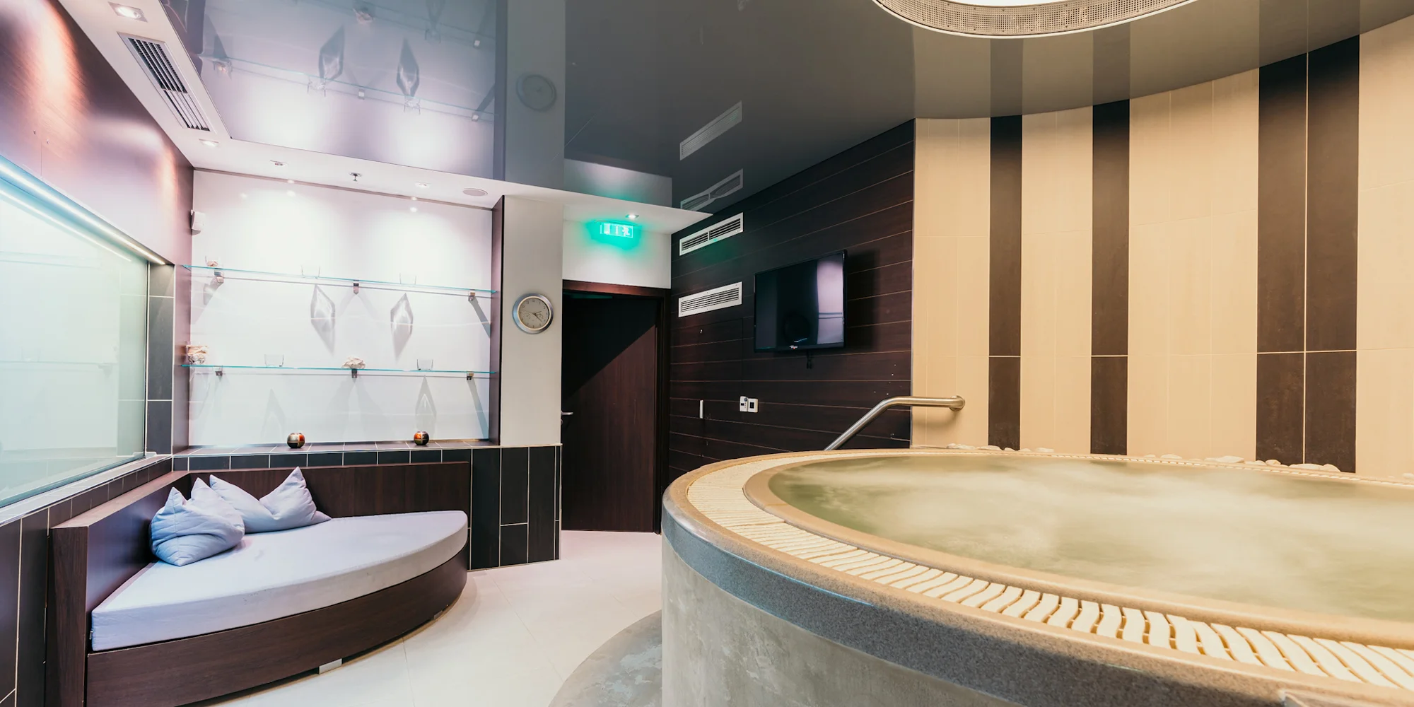 Lenošení v privátním wellness pro 2 osoby: 90 minut ve whirlpoolu a finské sauně