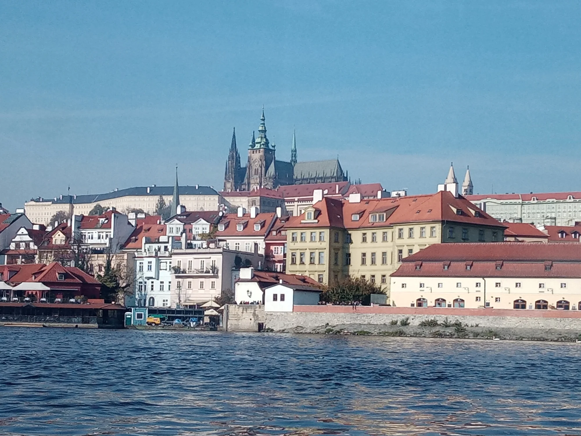 Vyhlídková plavba Pražskými Benátkami a vstup do Muzea Karlova mostu ve dnech pondělí–čtvrtek