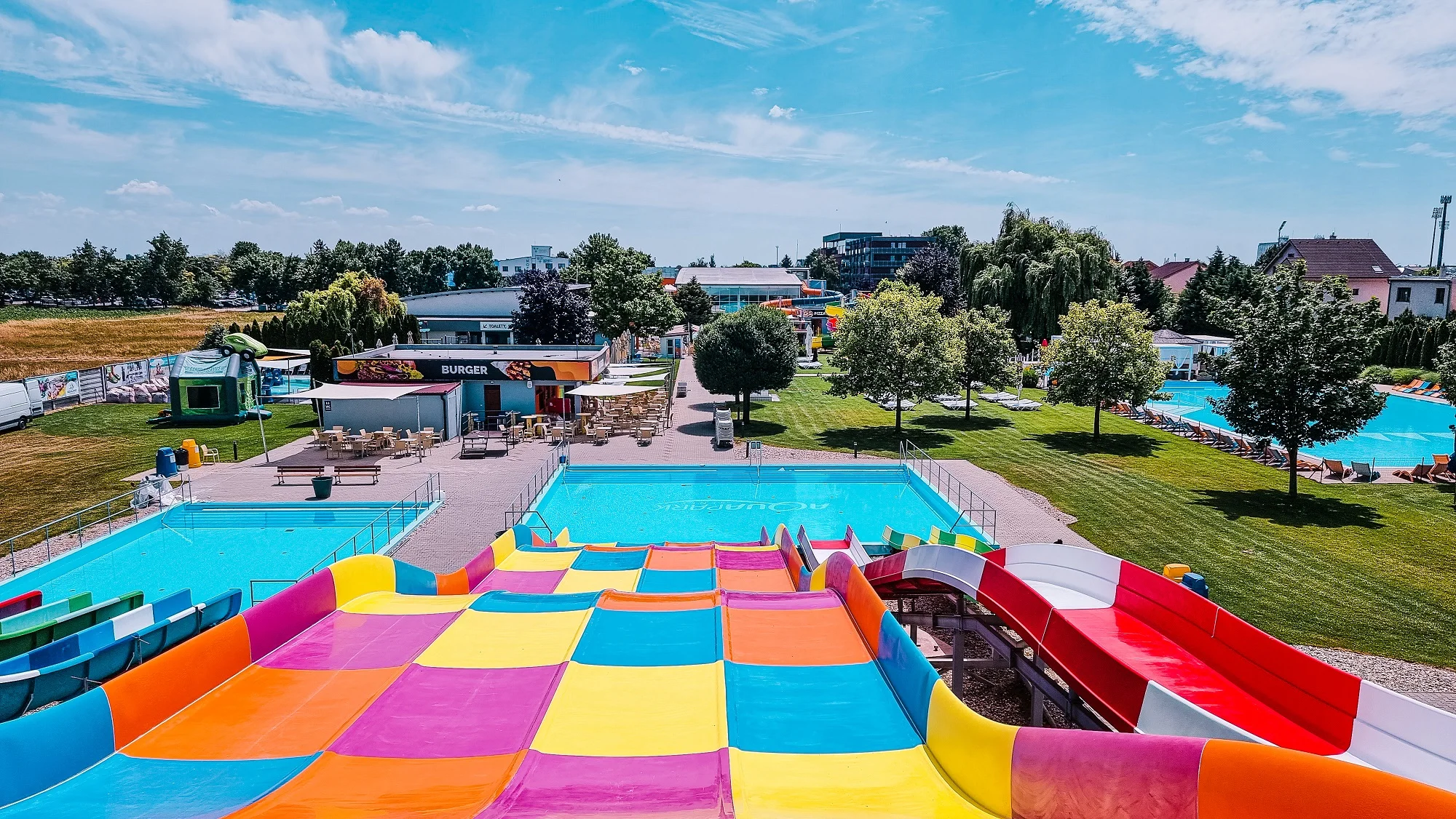 Celodenní vstup do Aquaparku Senec a 100 Kč v kreditech zpět: 7 bazénů, tobogány a skluzavky